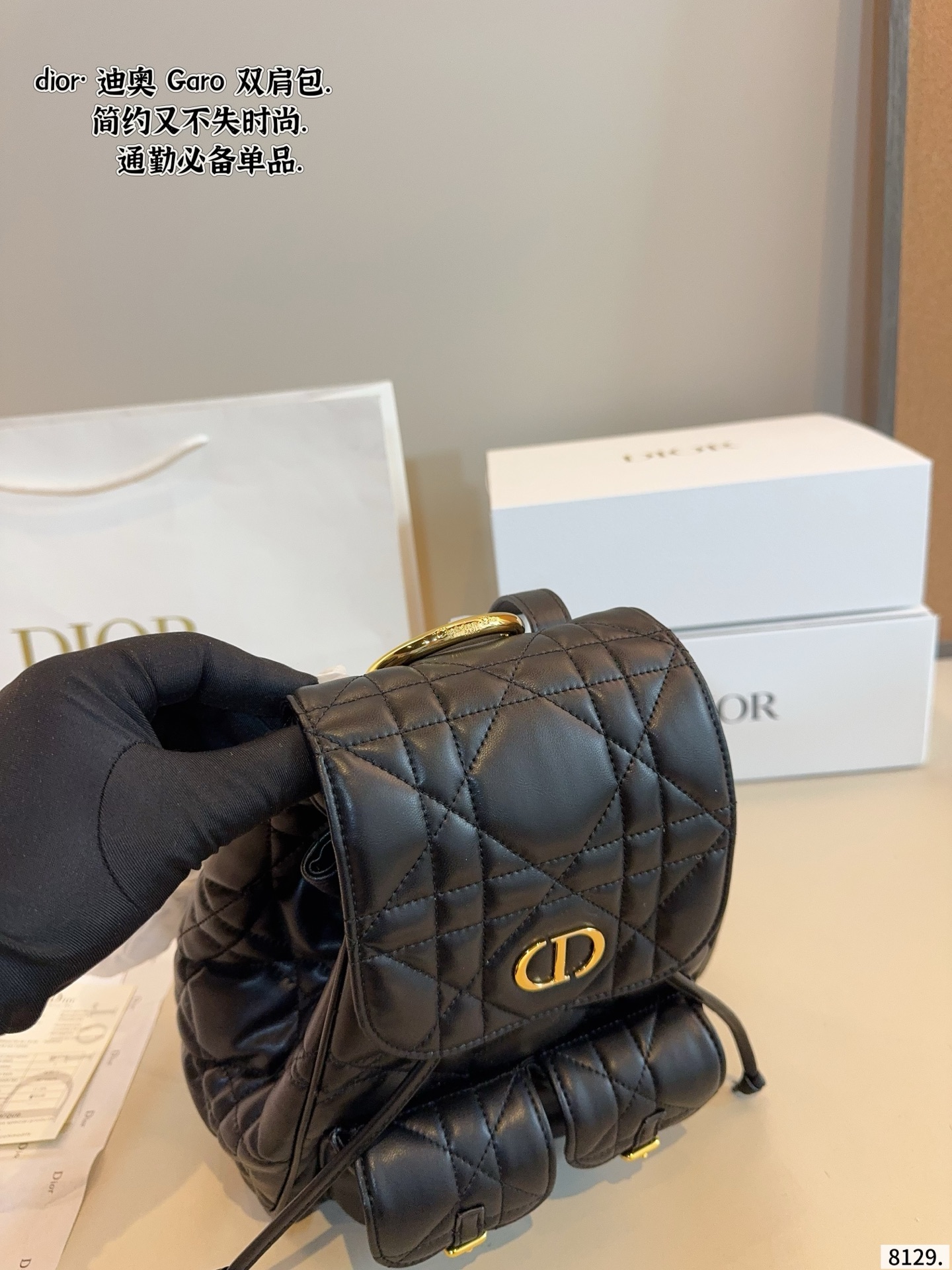 p215p205配礼盒🎁 D家 迪奥新款 caro 双肩包. 又酷又甜的双肩包. 出門随手一拎就很好看 Dior新品真的太戳我拉 CEST DIOR出场就是王炸! 这个小水桶太太太有设计感拉 这种容量非常感人 一直焊死在身上的水桶尺寸：22*10*27/17*7*18cm