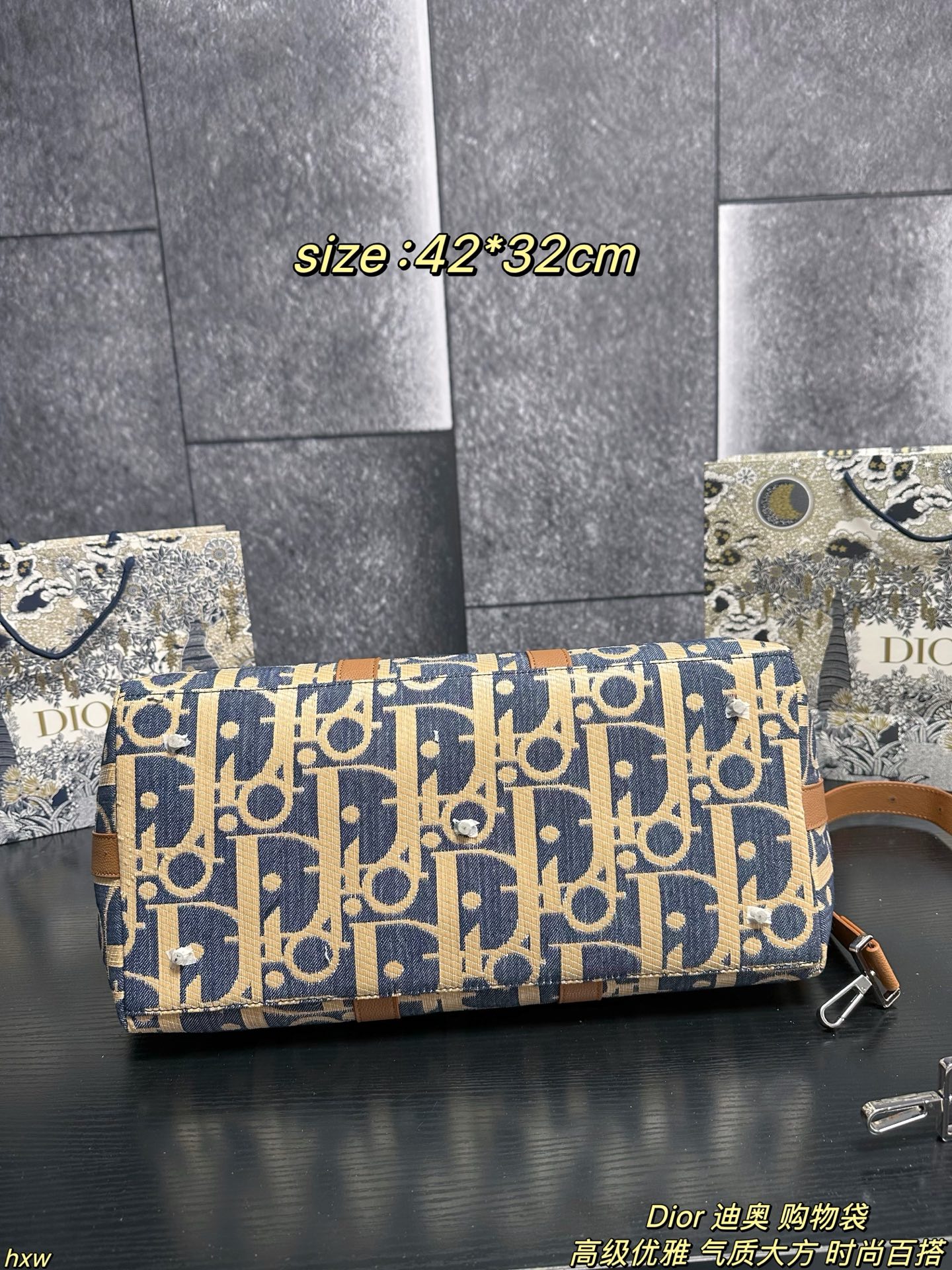 P175 Dior 迪奥 购物袋 DIOR迪奥手提敞口大容量源板绣花时尚购物袋女包托特包，每一只BOOK TOTE手袋都采用复杂的制作工艺，每只手袋的制作历时逾三十二个工时，包含三种不同的刺绣针法，由一百二十万针缝线精制而成。夏天出门必备，无论是化妆品，水杯还是遮阳伞，防晒霜，防晒喷雾，零食，统统装入，简直是百宝箱的存在 普通人也能实现大牌梦 尺寸：42*32cm