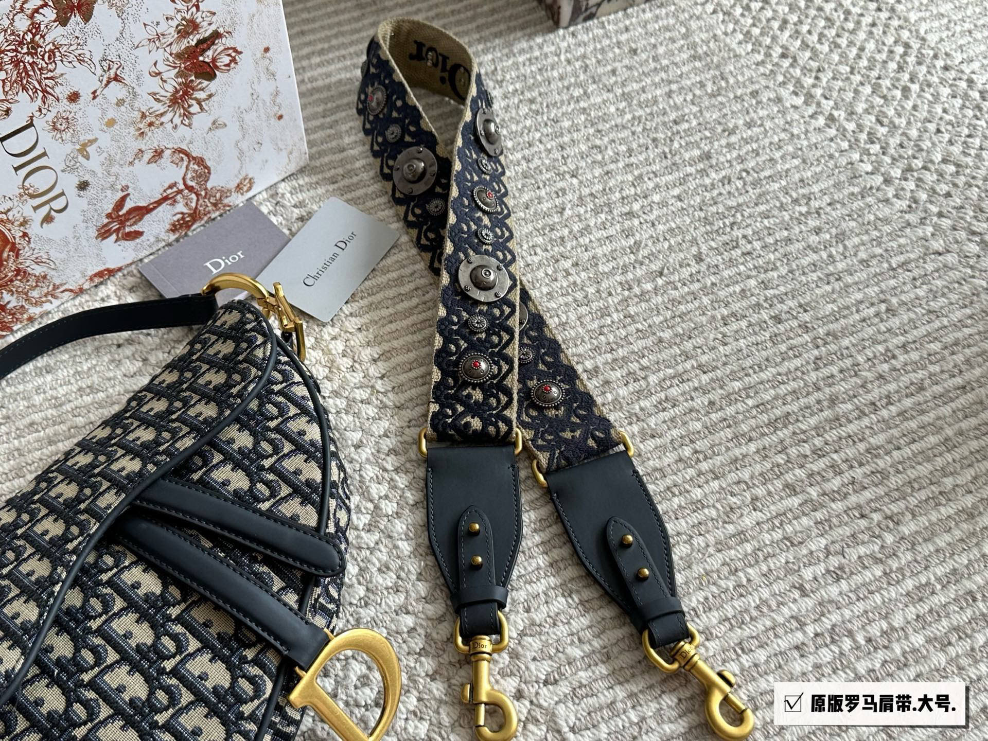 💰200、175 配盒（罗马肩带） 尺寸：25cm*20cm（大） 18cm*15cm（小） 升级版出货 ✅ D家 老花马鞍包 配深蓝色牛皮长肩带 搜索🔍Dior 迪奥