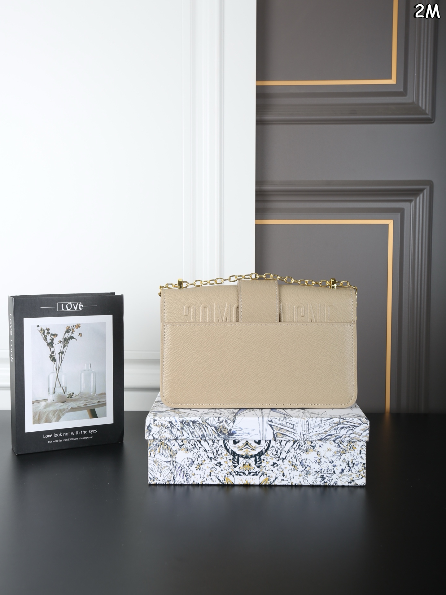 P110 天地盖 DIOR迪奥 Montaigne 蒙田包盒子包单肩斜挎包 链条款 整个包型，是以当代流行的复古风！单单Logo按扣的设计就可以单手优雅的翻盖，内里两面都带有小夹层，背面的浮雕后方还有一个大夹层，背带除了调节长短之外，还可以完全拆下来 作为手拿包使用。多变也实用， 背上它大家都要夸 自带法式复古感的蒙田经典爆款了 尺寸：25&times;15