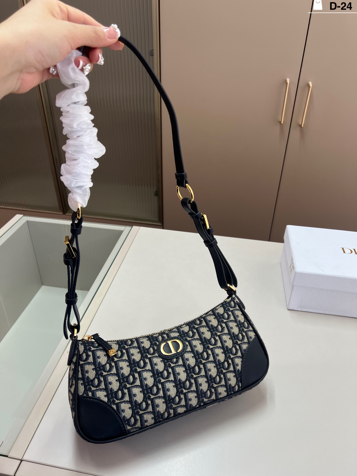 💰p195 迪奥DIOR 腋下包 包型太可爱了 容量非常可，日常通勤都没问题 可咸可甜 质感满分工艺非常讲究 细节立体感拉满D-24尺寸26&times;10配盒