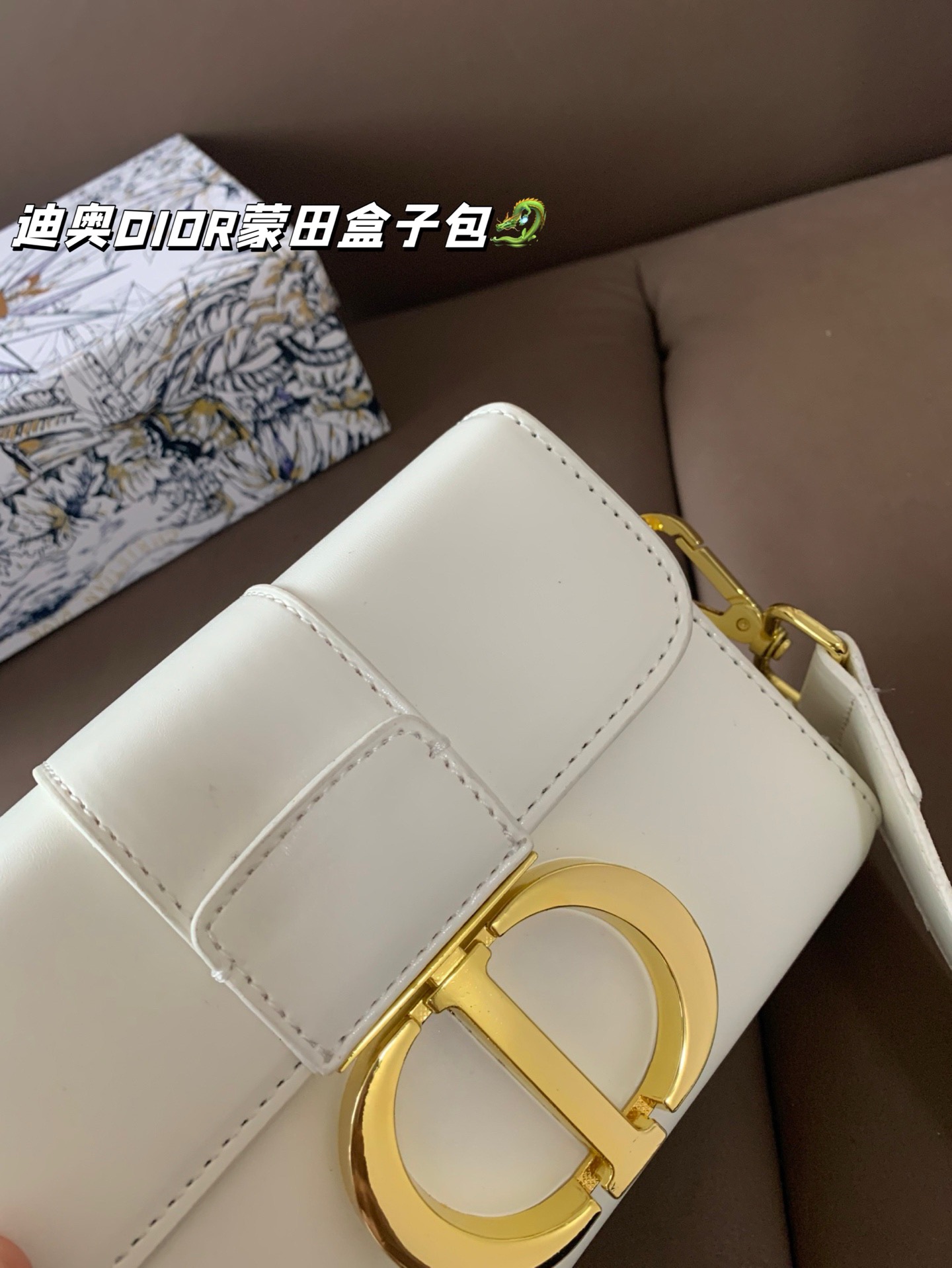 P105 配盒 💕💕迪奥DIOR,蒙田盒子包,翻盖包受年轻人喜爱 明星们也都在追捧✌🏻✌🏻全新版型精致又洋气 做工精致 超级厚实 结实耐用 手拿洋气 斜挎上身也超好看嘞😝 尺寸 18*13