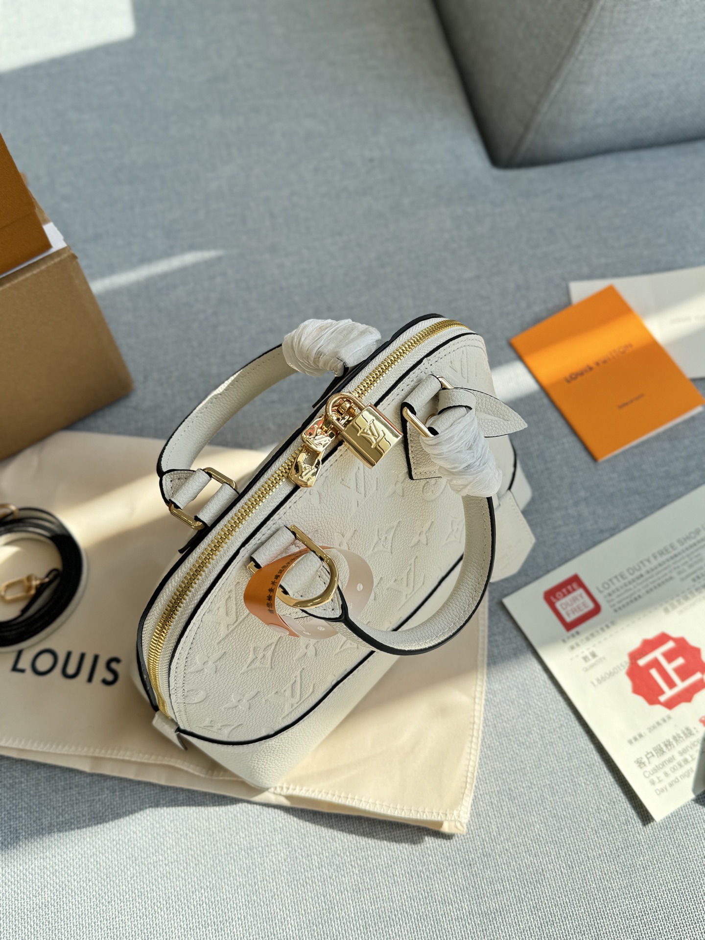 💰185 全套礼盒 size：24&times;18 LV N&Eacute;O Alma BB 压纹 贝壳包手提包 LV贝壳包超级经典的一款了，永远不会过时的那种! 容量也很充足，主要是这个贝壳样子的设计太挫我啦! 柔软的感觉内里层与鲜明的颜色。这款休闲包非常轻薄，全皮压花贝壳包内部空间宽敞，携带方式多样，是最理想的日常包。