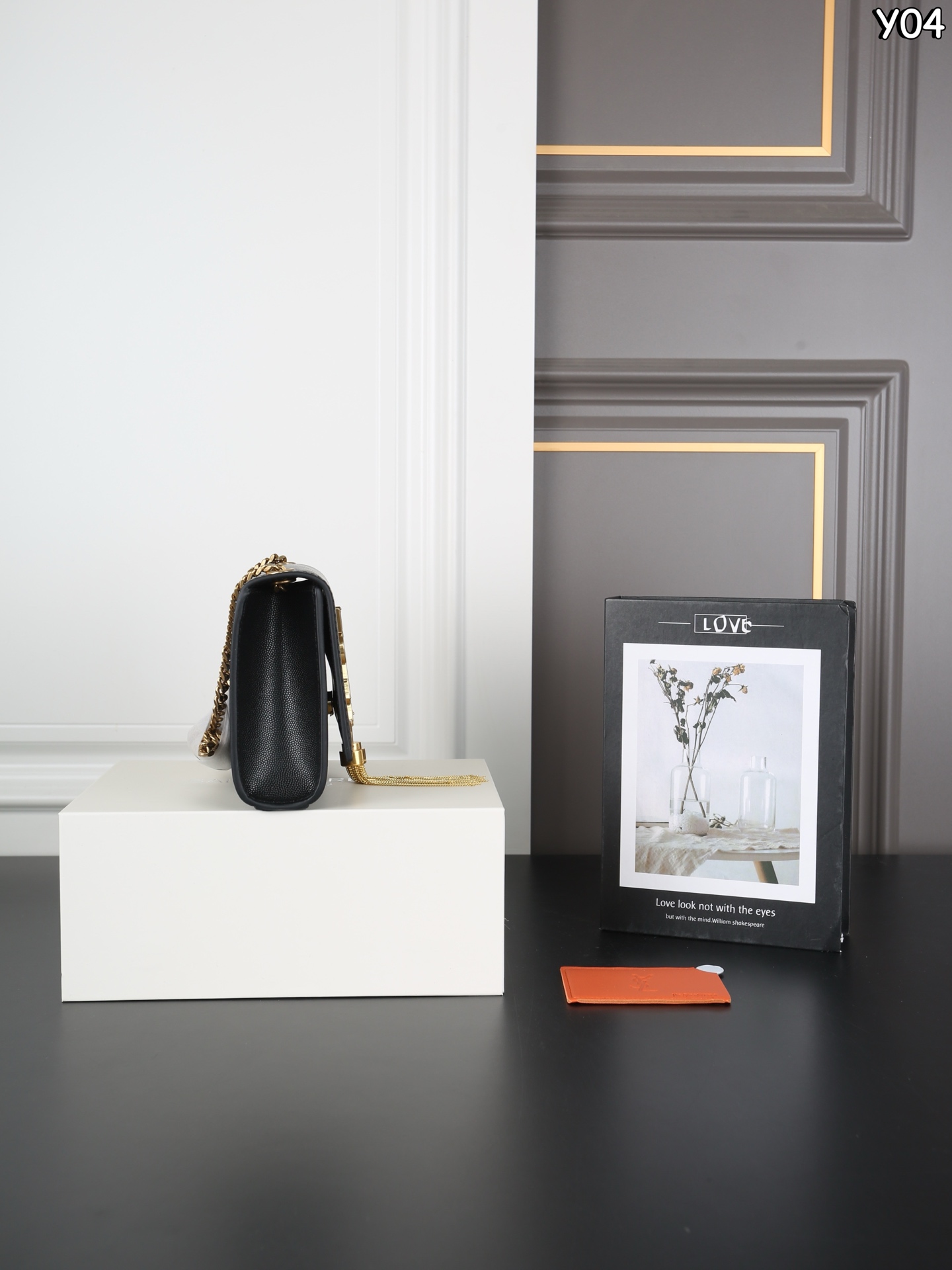 P160 全套礼盒 圣罗兰 YSL KATE 鱼子酱 流苏包链条单肩斜挎包 流苏超复古 满满的高级感 特别是流苏的材质，简直不要太好了！很有沉度的 经典流苏Kate也太🉑了吧‼️ 粒面牛皮耐磨耐用，链条可随意调节变换背法，既可斜背又可腋下，更是完美晚宴包！ 尺寸：20&times;13