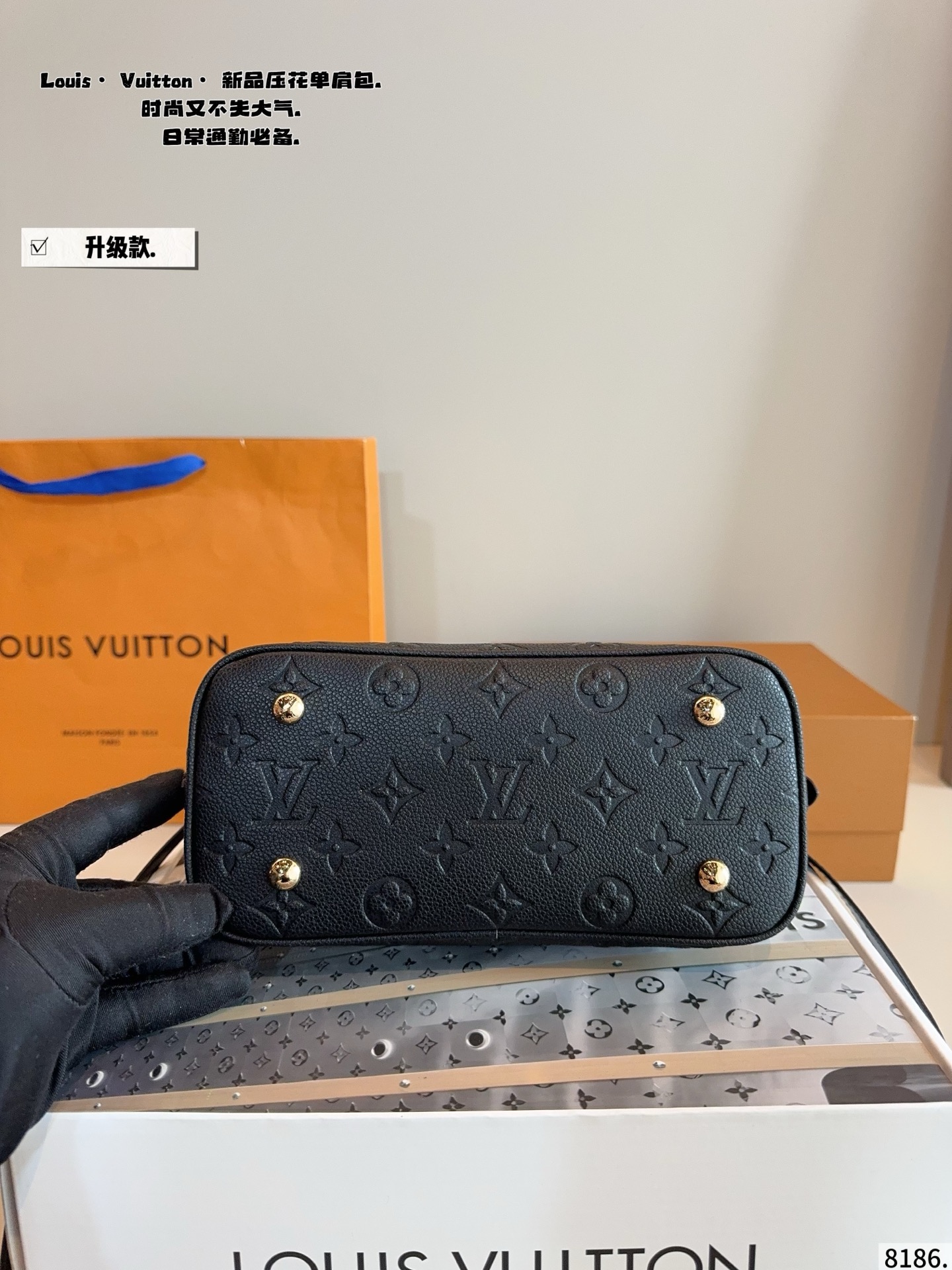 p195.配礼盒🎁. LV 路易威登 贝壳包 新品系列最新Teddy系列🐒高版本 贝壳包 手感超级好 搭配起来超级美腻 超级推荐 走秀款同步 上身效果好 原版五金带logo 超级洋气 奢华高贵的象征 走秀款 人手一只s 尺寸：24*11*17cm