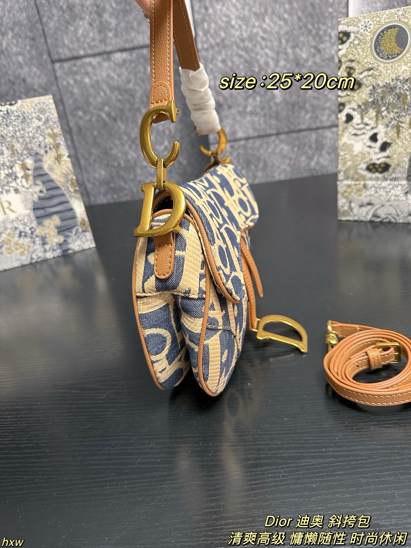 P160配盒 Dior 迪奥 斜挎包 迪奥家2025早春这款蓝米拼色酒椰草Oblique也太仙了吧!迪奥家的灵魂印花,辨识度💯!永不过时的存在,比全皮更特别!自带度假慵懒感,质感独特又轻盈。背出去是焦点! 尺寸:25*20cm