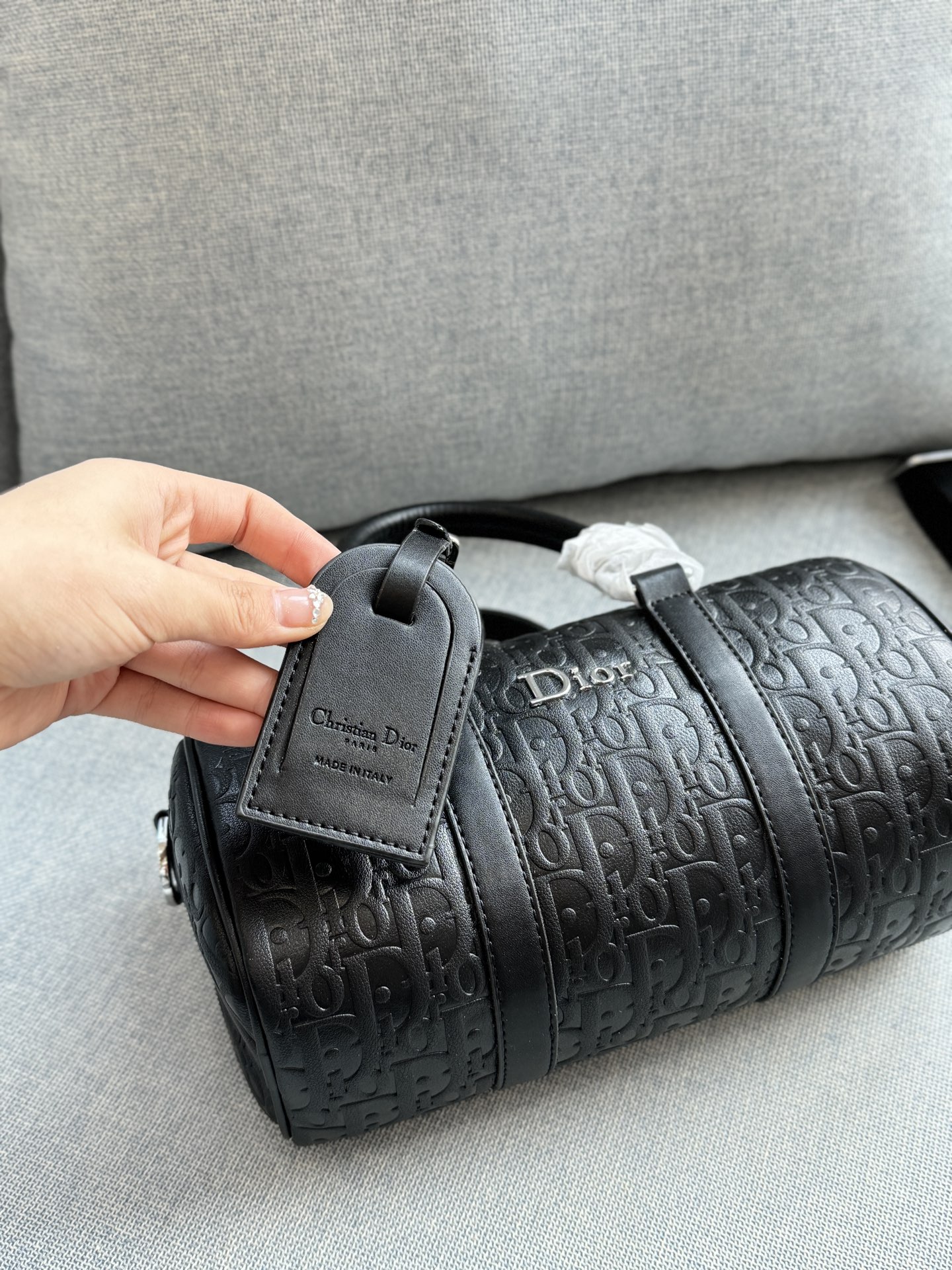 💰130 size：25&times;14 DIOR迪奥 波士顿包 枕头包单肩包 采用高品质小牛皮，哑光质感+经典压纹，低调又高级。包型简约，手提斜挎都 OK，配可拆卸肩带，灵活百搭!