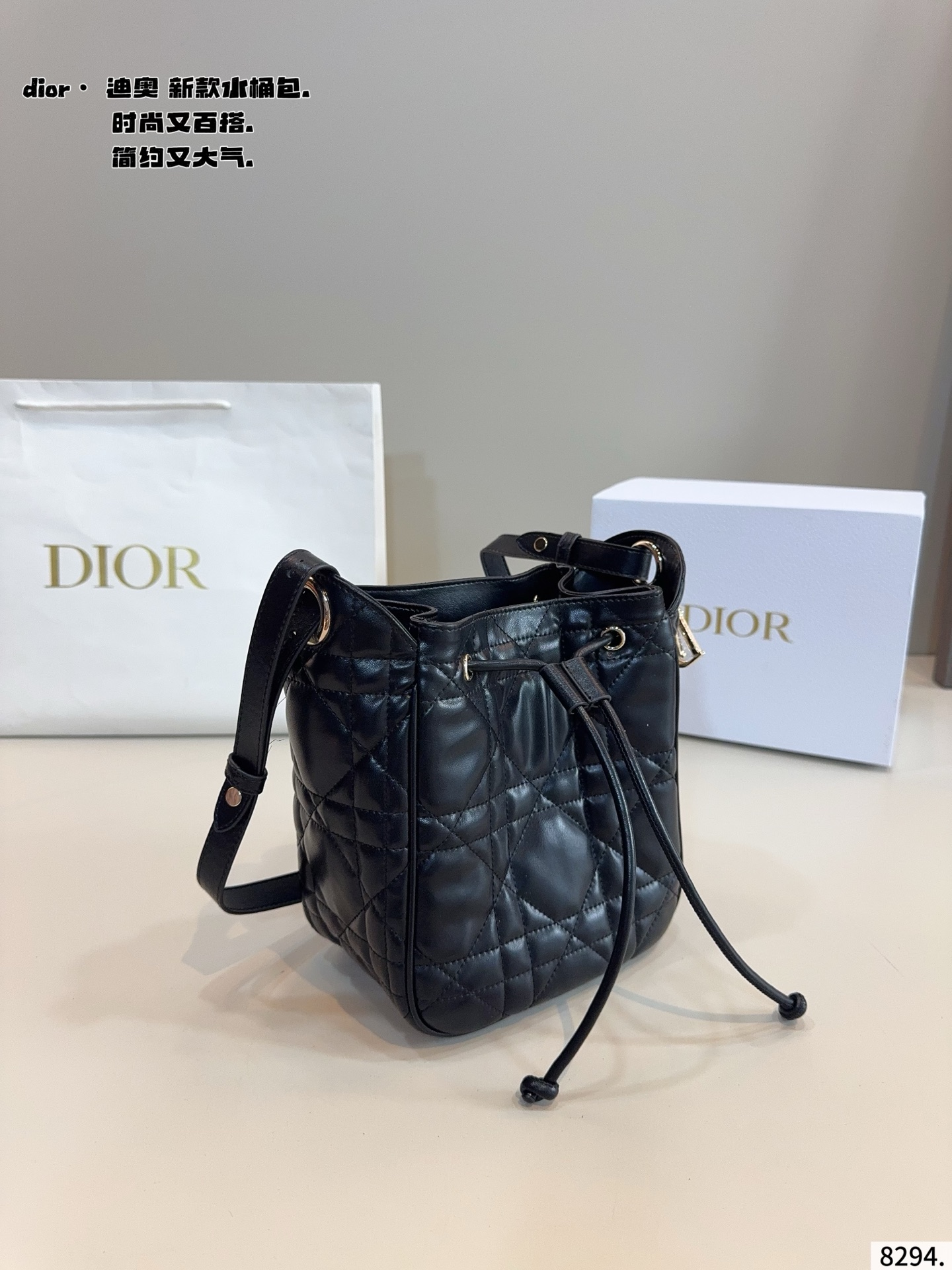 p200配礼盒🎁 D家 迪奥新款 caro 水桶包. 又酷又甜的水桶包 出門随手一拎就很好看 Dior新品真的太戳我拉 CEST DIOR出场就是王炸! 这个小水桶太太太有设计感拉 这种容量非常感人 一直焊死在身上的水桶尺寸:18*11*20cm