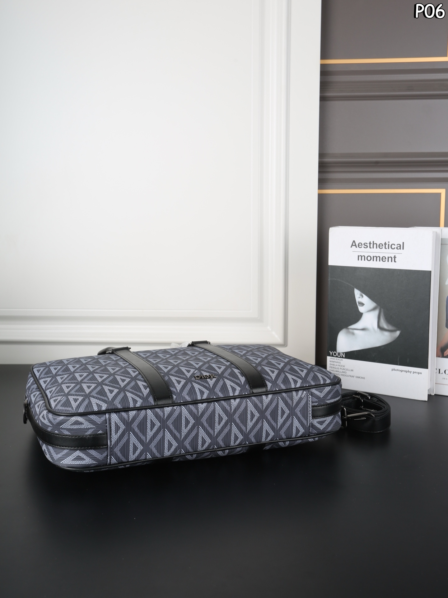 P160 DIOR迪奥 CD图案 单肩斜挎手提公文包 无法抗拒！商务人士梦中情包 可调节的肩带设计，提供了手提、肩背或斜挎的多种携带方式，搭配铝扣细节，更显精致与高级感 - 尺寸：38&times;28