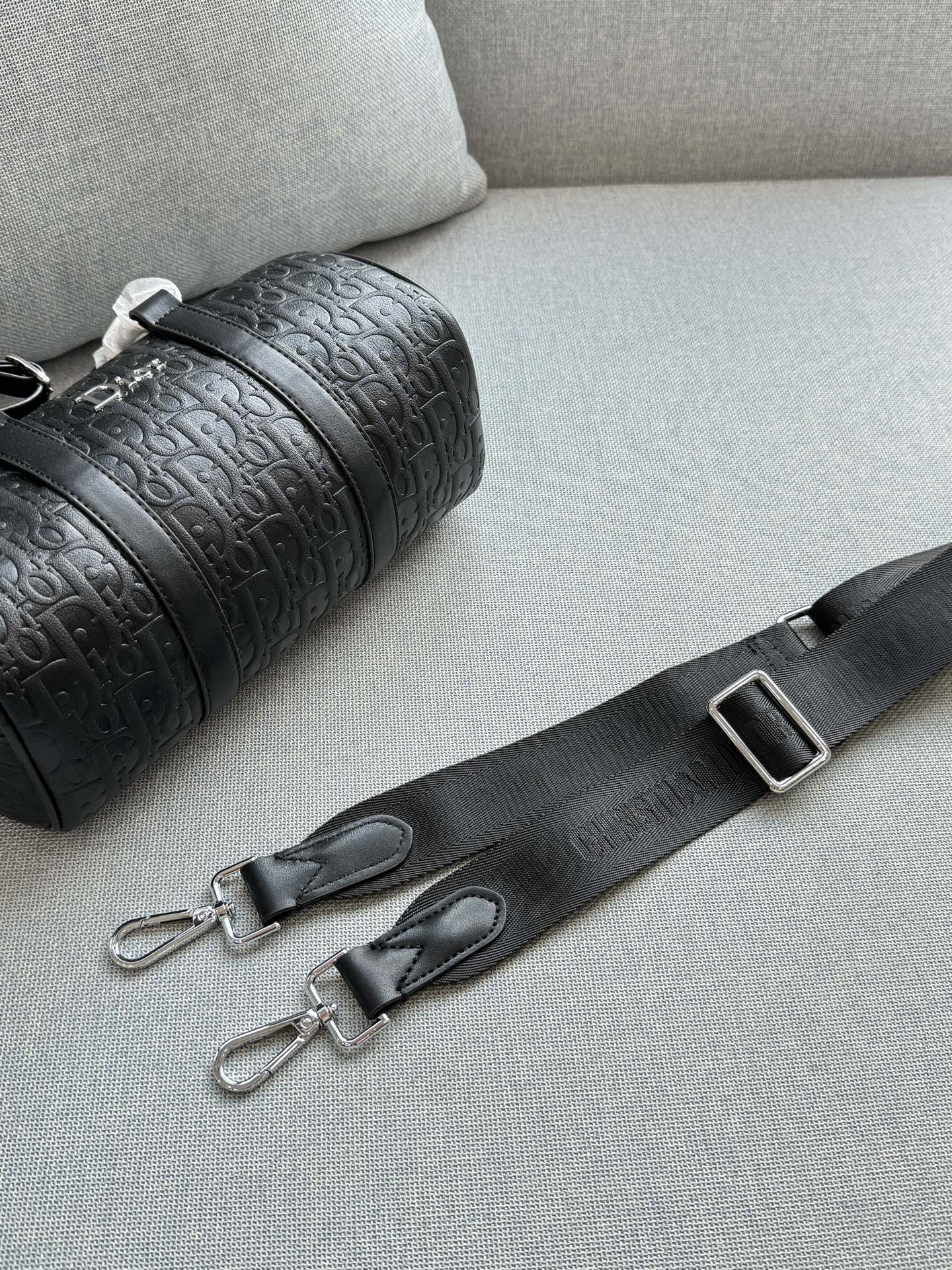 💰130 size：25&times;14 DIOR迪奥 波士顿包 枕头包单肩包 采用高品质小牛皮，哑光质感+经典压纹，低调又高级。包型简约，手提斜挎都 OK，配可拆卸肩带，灵活百搭!