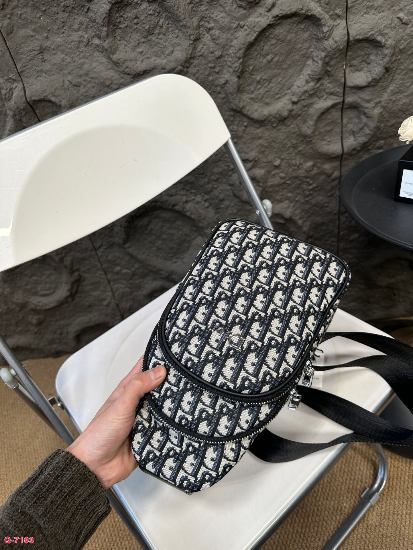 💰80 LV达胸包斜挎单肩包 采用精湛镶嵌细工 实物拍摄 原厂原版面料 尺寸:16.27cm