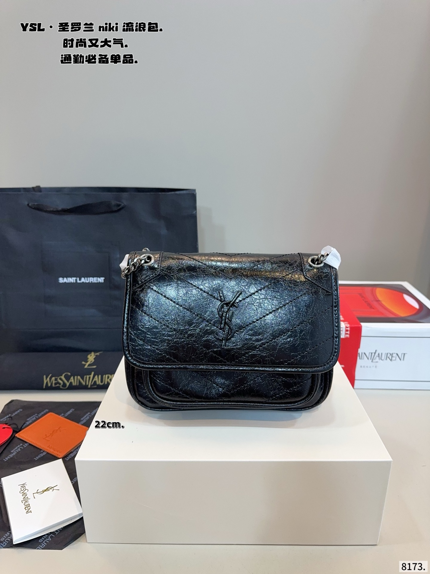 p200,p180.配礼盒🎁. 圣罗兰 niki 流浪包 专柜新款Ysl圣罗兰 早已成为明星/网红们最爱的这只 低调却超显高逼格气质 据说是ysl girl人手必备 优雅高贵的她成为潮流人士口中最爱的It Bag制造机 拥有无穷魅力 时尚感极强 柔软质感 黑色五金十分抢眼 单肩/斜挎百搭各种服饰 尺寸:28*9*21/22*7*17cm