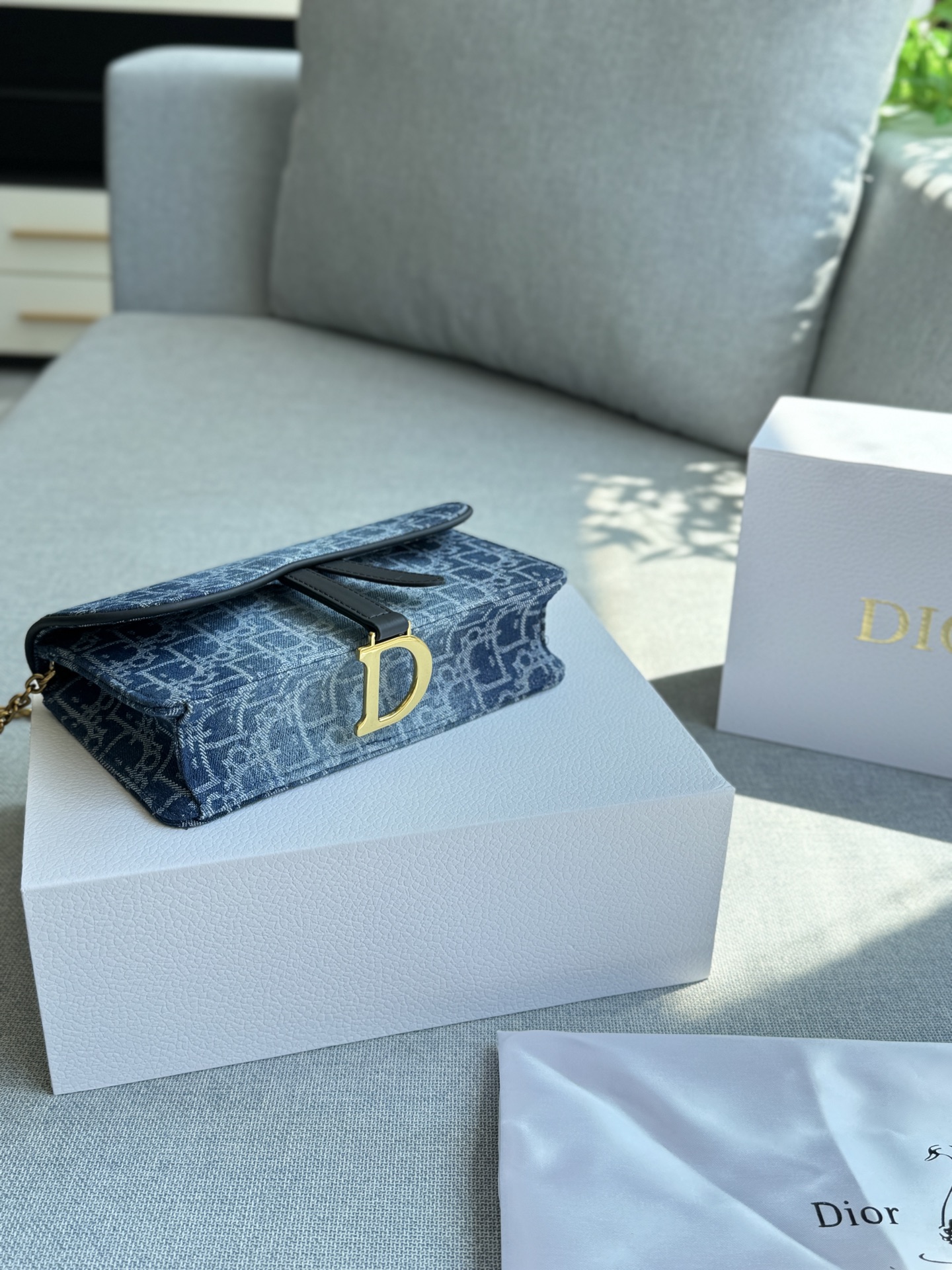 💰130 折叠盒 size：22&times;13 DIOR迪奥 Saddle 马鞍包 链条包 单肩包 复古精很‬致... 搭配古铜铜色‬质链条⛓️ 包身整体呈现为利落的方正廓形，点睛之笔在于那覆盖其上的弧形包盖&mdash;&mdash;这正是对传奇马鞍造型的优雅诠释； 百变背法，随心切换