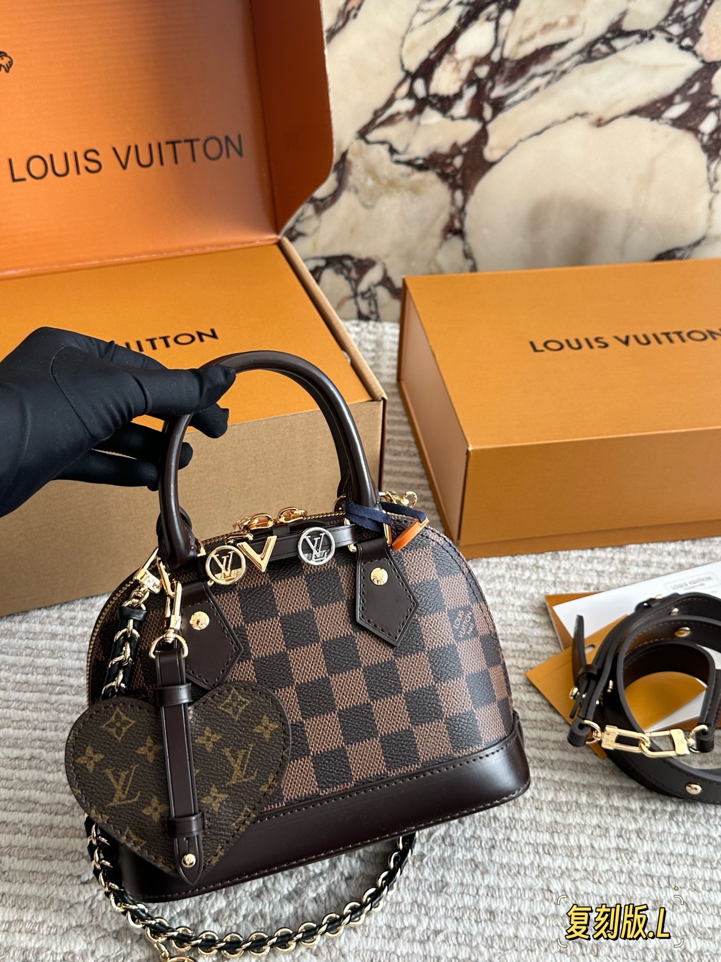 💰 220 配盒 size： 21 16cm L家 Alma贝壳包 内敛！深沉！有味道！ 这款百搭的经典手袋 依然很受现代的青睐！