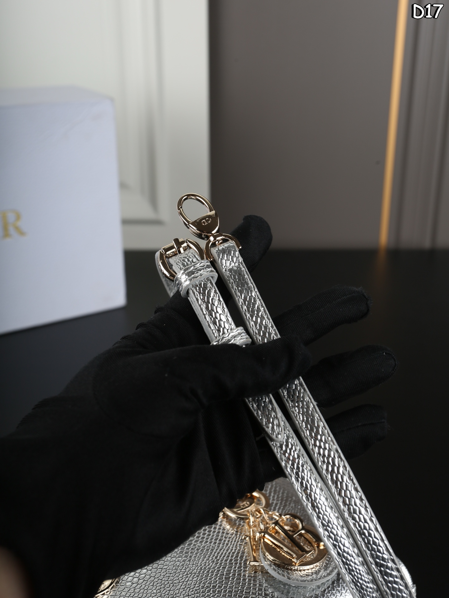 大P190 折叠盒 小P160 折叠盒 DIOR迪奥 Lady D-JOY 蜥蜴纹 横版戴妃包单肩斜挎手提包 酷girl也能背的🖤Dior蜥蜴皮🦎金属感戴妃❗️ 独特的稀有蜥蜴皮🦎质感超好 金属感⛓️的香槟色和银色 搭配深色上衣和牛仔裤街头感满满 时髦高级酷女孩必备🕶️ 尺寸:21×11/17×10