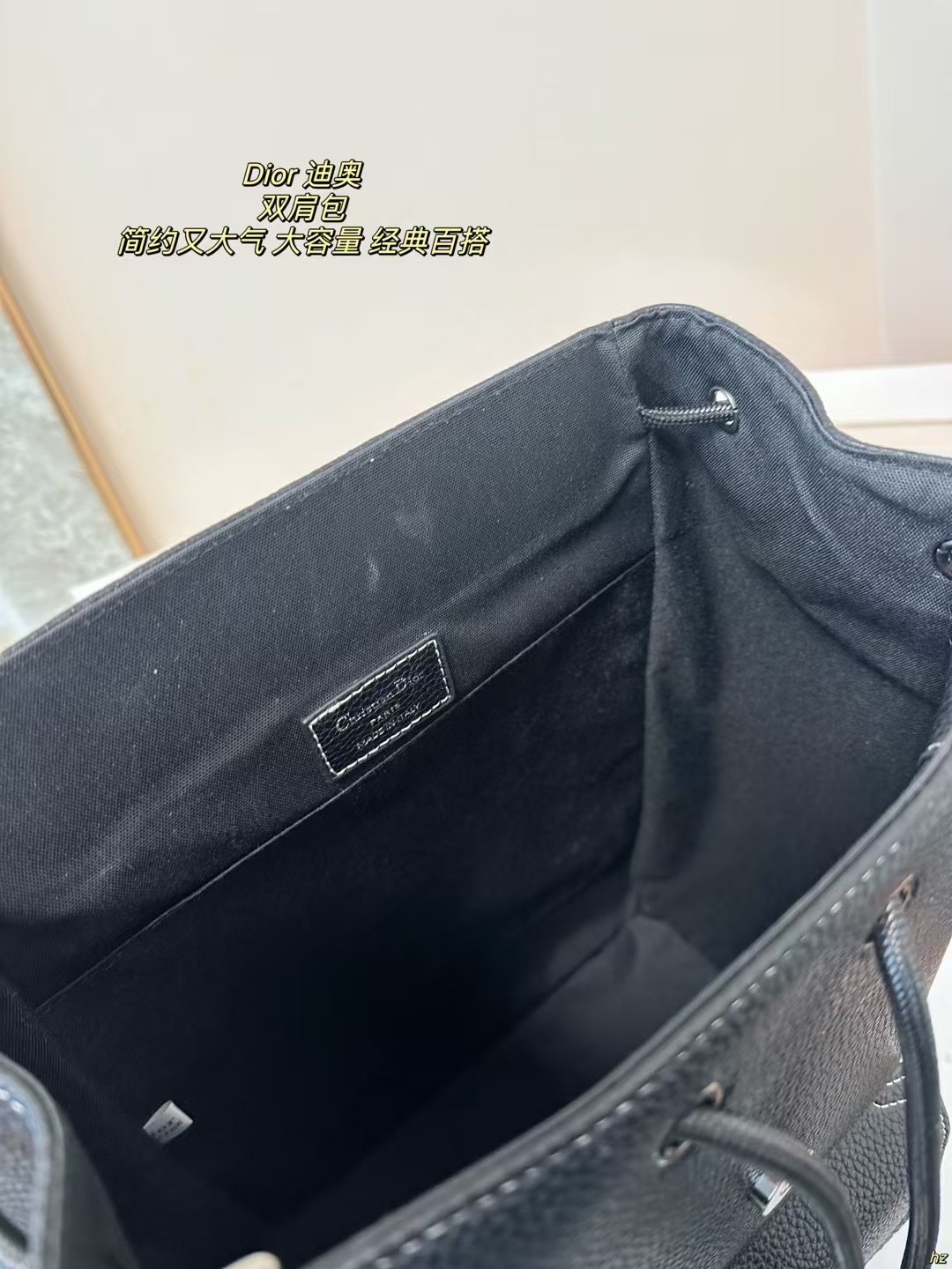 P185 Dior 迪奥 双肩包 这款马鞍双肩背包是二零二四秋季男装系列新品，采用时尚的原创设计，突显马鞍风格。黑色粒面牛皮革搭配对比鲜明的缉面线，正面饰以Dior标志。空间宽敞，设有一个隔层,可收纳各种日常用品，正面马鞍翻盖，可收纳钱包、钥匙、耳机或手机,便于轻松取用。实用百搭，是各式造型的点睛之笔。 尺寸：28*42CM