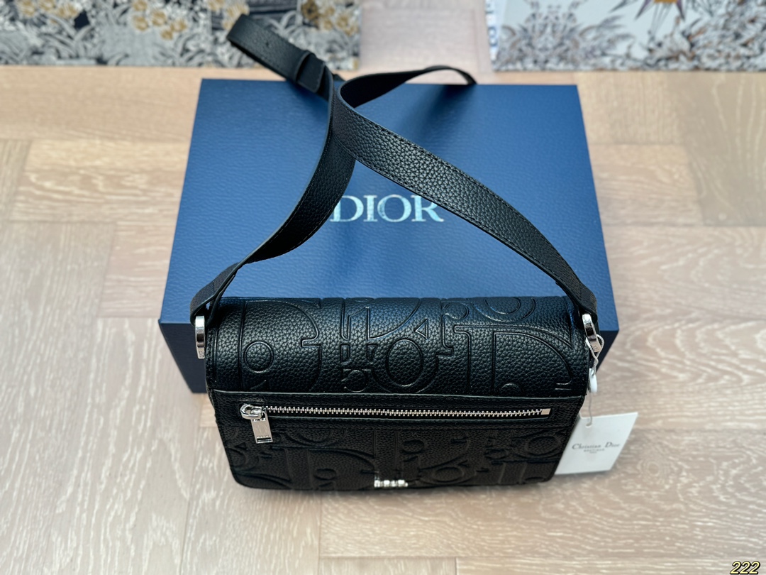 &yen;150配盒 迪奥 Dior斜挎包 属于是一看就看上的类型 这款包是男包 但是男生女生都可以背 非常的百搭 可以适用于正式、休闲的场合 真的让我无法抗拒 尺寸21 16
