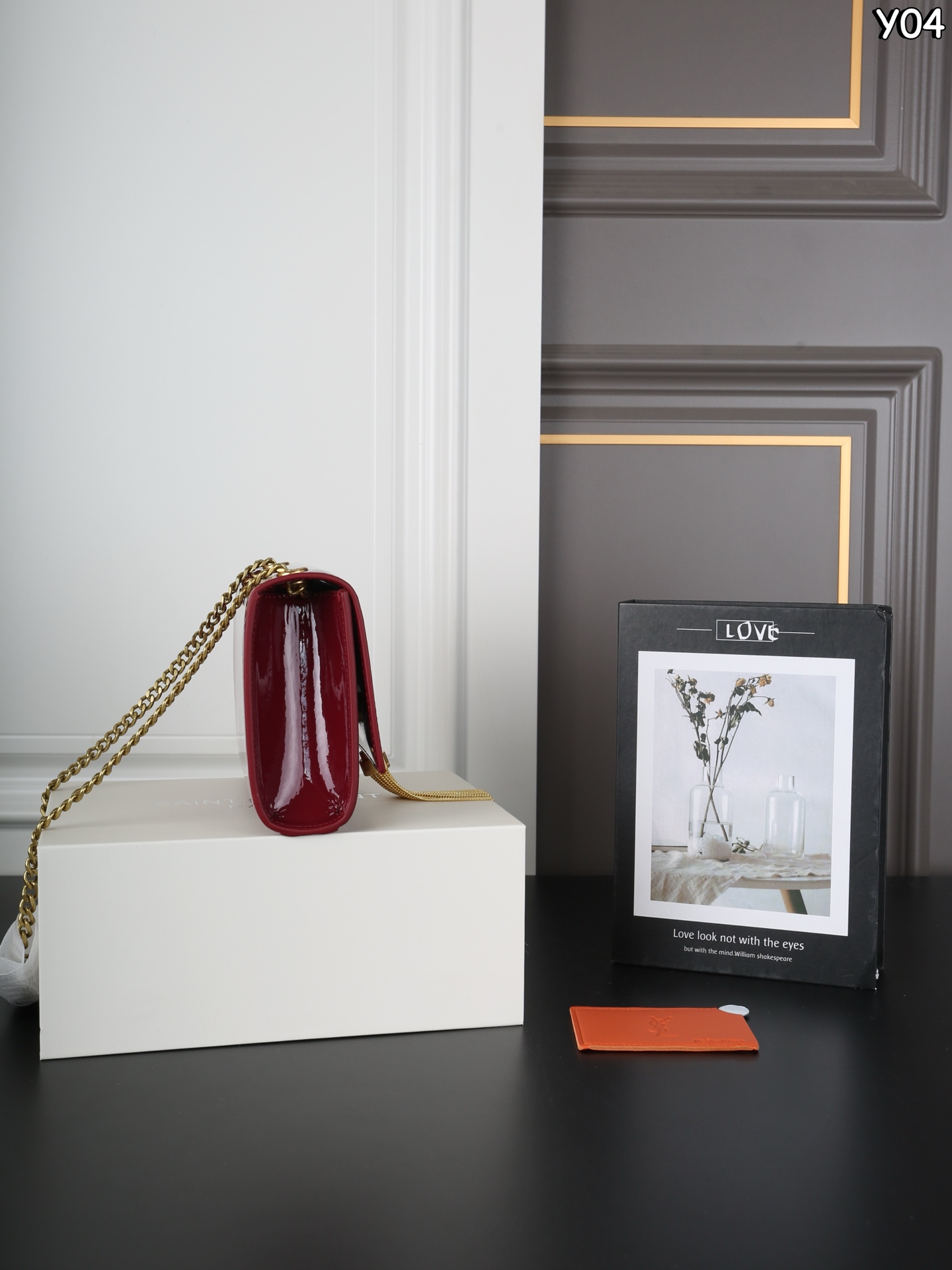 P150 全套礼盒 圣罗兰 YSL KATE 漆皮 流苏包链条单肩斜挎包 流苏超复古 满满的高级感 特别是流苏的材质，简直不要太好了！很有沉度的 经典流苏Kate也太🉑了吧‼️ 漆皮耐磨耐用，链条可随意调节变换背法，既可斜背又可腋下，更是完美晚宴包！ 尺寸：20&times;13