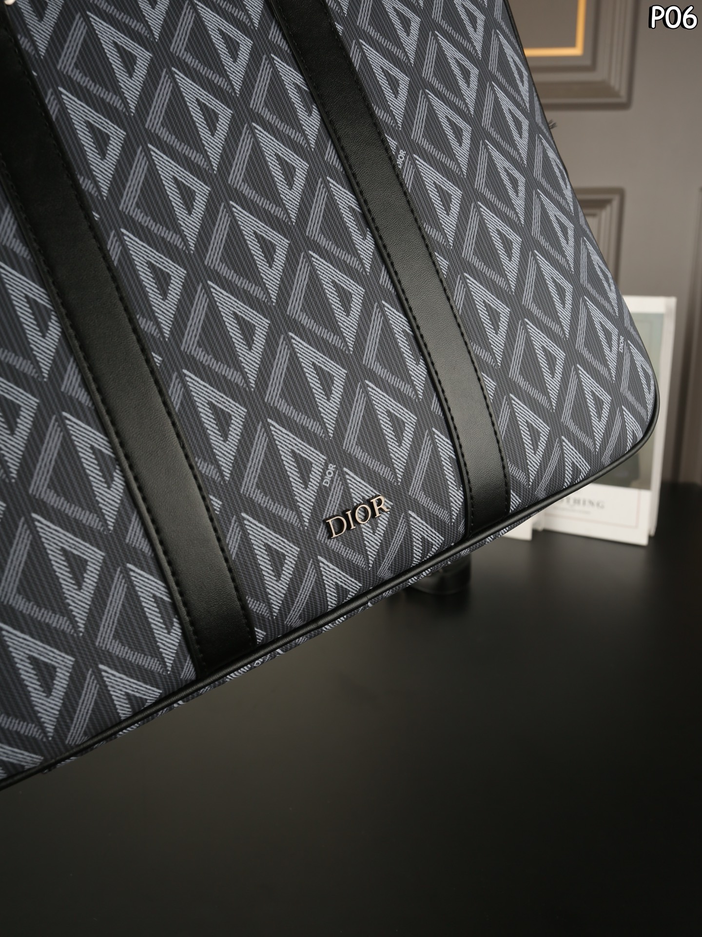 P160 DIOR迪奥 CD图案 单肩斜挎手提公文包 无法抗拒！商务人士梦中情包 可调节的肩带设计，提供了手提、肩背或斜挎的多种携带方式，搭配铝扣细节，更显精致与高级感 - 尺寸：38&times;28