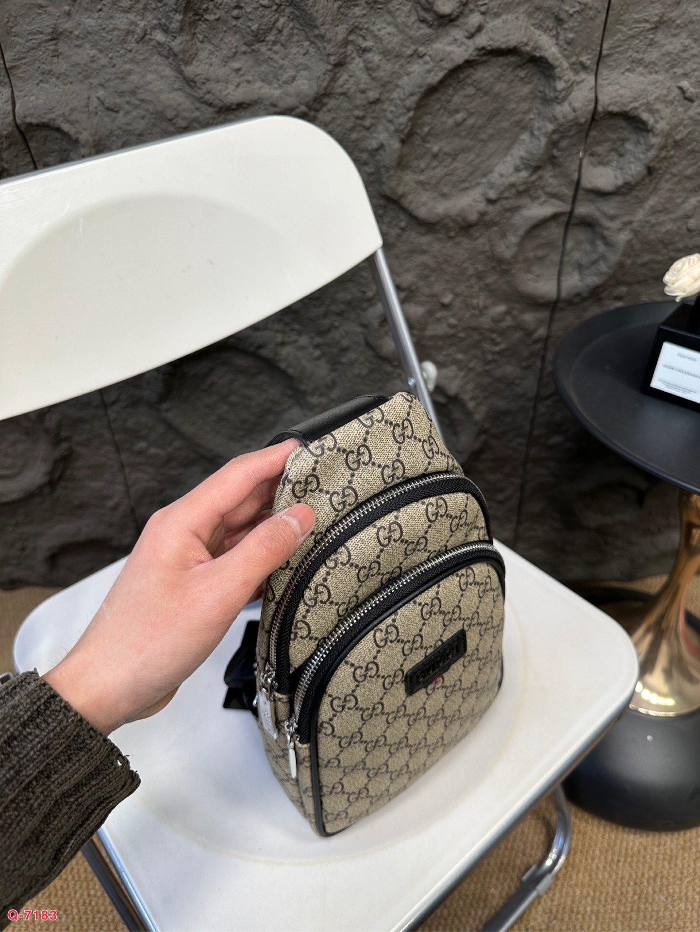 💰80 酷奇达胸包斜挎单肩包 采用精湛镶嵌细工 实物拍摄 原厂原版面料 尺寸：16.27cm