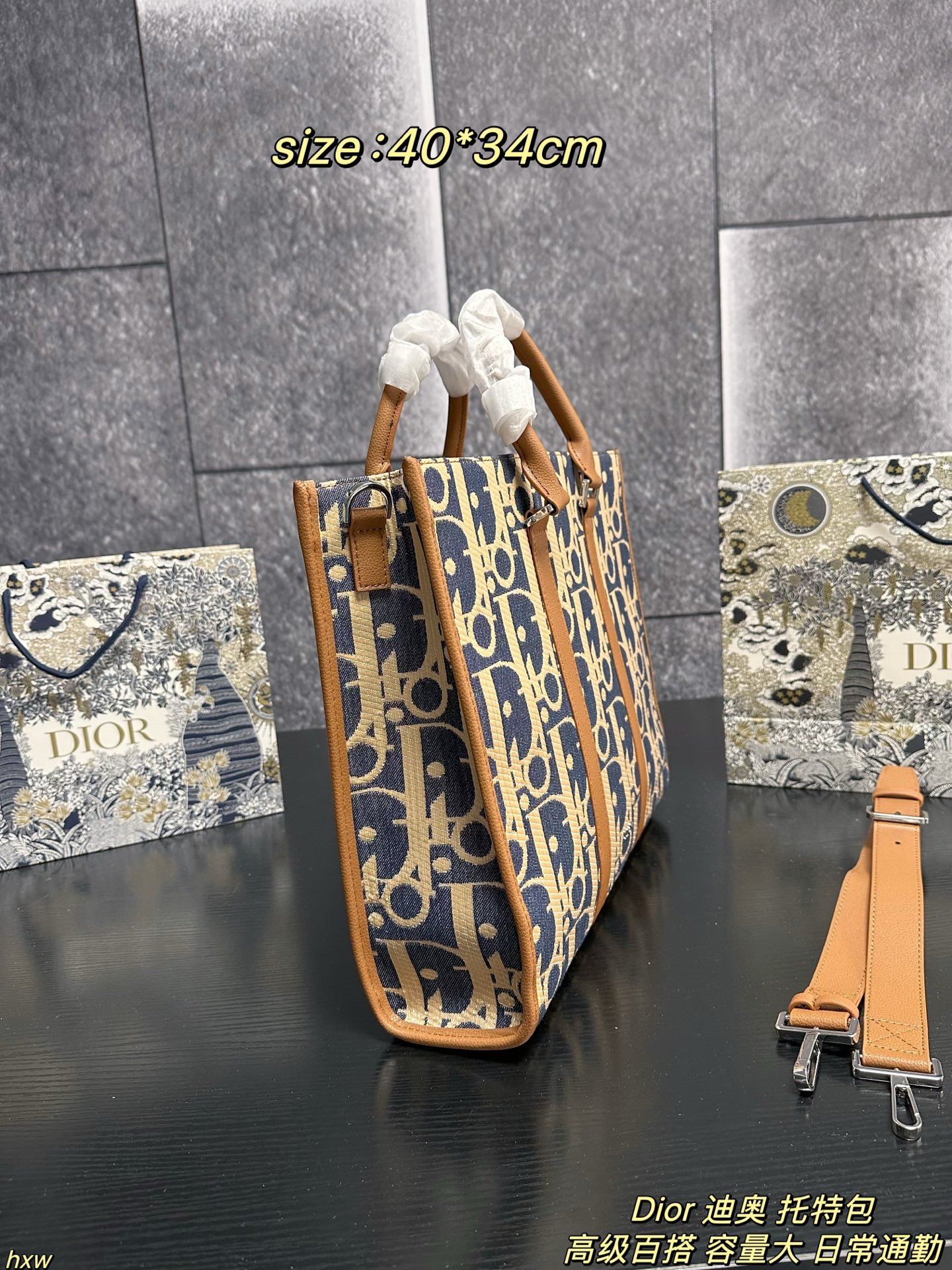 P175 Dior 迪奥 托特包 它延续了Dior经典的老花帆布设计，复古又时尚，满满的高级感。老花图案搭配精致刺绣，每一处细节都彰显着品牌的匠心独运，背上它，你就是街头最靓的仔！而且这个包型简约又大气，手提或者肩背都超有范儿，无论是通勤、约会还是出游，都能轻松hold住场面~ 尺寸：40*34cm