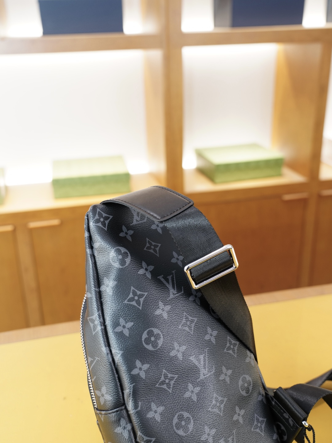 P80 🇫🇷 路易威登 官网同步 高版本 胸包 永恒不过时的标志性产品 纯原单牛皮 顶级五金制作 非市面普通版本 今年LV最爱的款式 全部实拍 实用性非常高 完全不用担心穿搭 【规格：18x30x6】