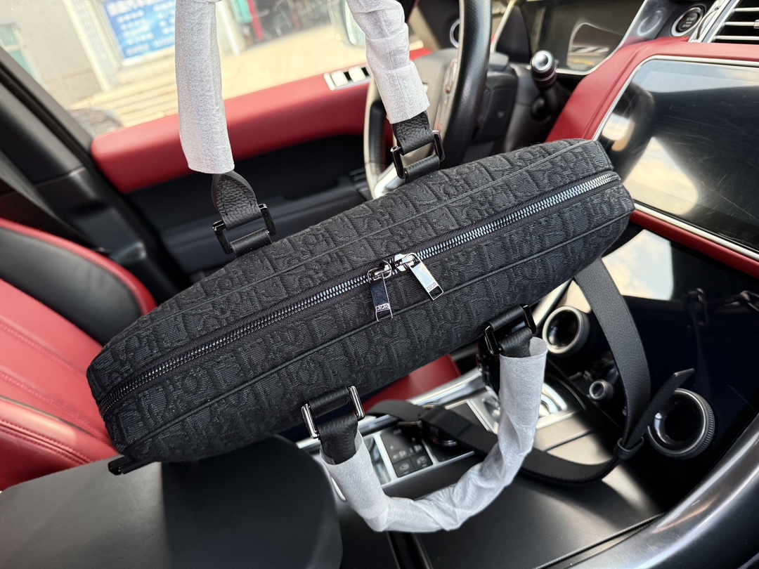 p245 牛皮版 📷高端货‼️ 新款 &ldquo; DIOR &rdquo;迪奥公文包💼 DIOR迪奥 OBLIQUE 印花Logo拆卸的皮革肩带 棉 单肩斜挎手提公文包 dior迪奥牛皮公文包 男款 黑色进口原厂面料🐂高清五金logo标志、专用里内里。顺滑拉链、油边平滑、做工精致每个细节到位！男人必备款。规格：38x28x6cm 配折叠礼盒🎁