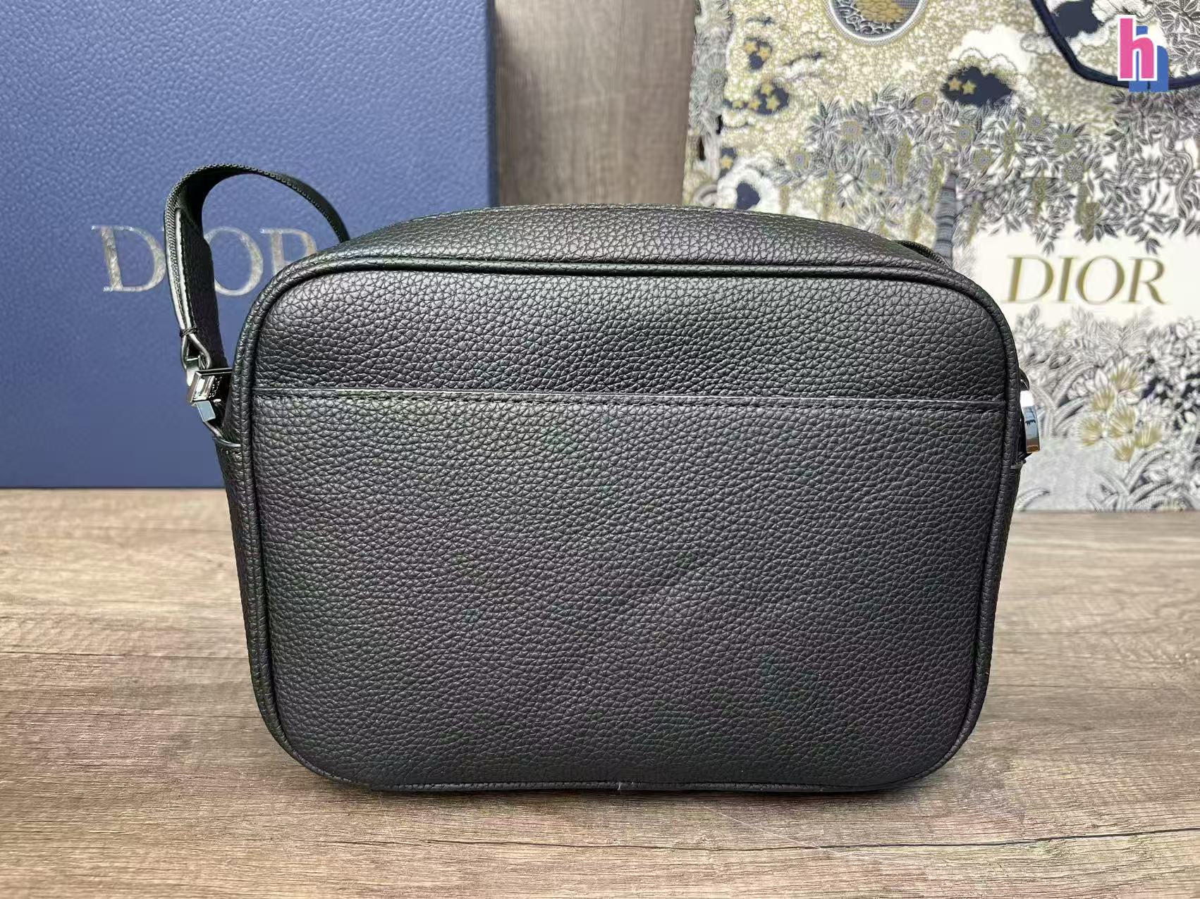 p140 迪奥Dior系列男包邮差包 ⚠️配盒 ⚠️尺寸尺寸23*17cm 👜💖 DIOR 老花斜挎包，经典魅力永流传 Dior 老花斜挎包，将复古与时尚完美融合😎。独特的花纹，彰显品牌的优雅气质💯。精致的细节，展现非凡品质。