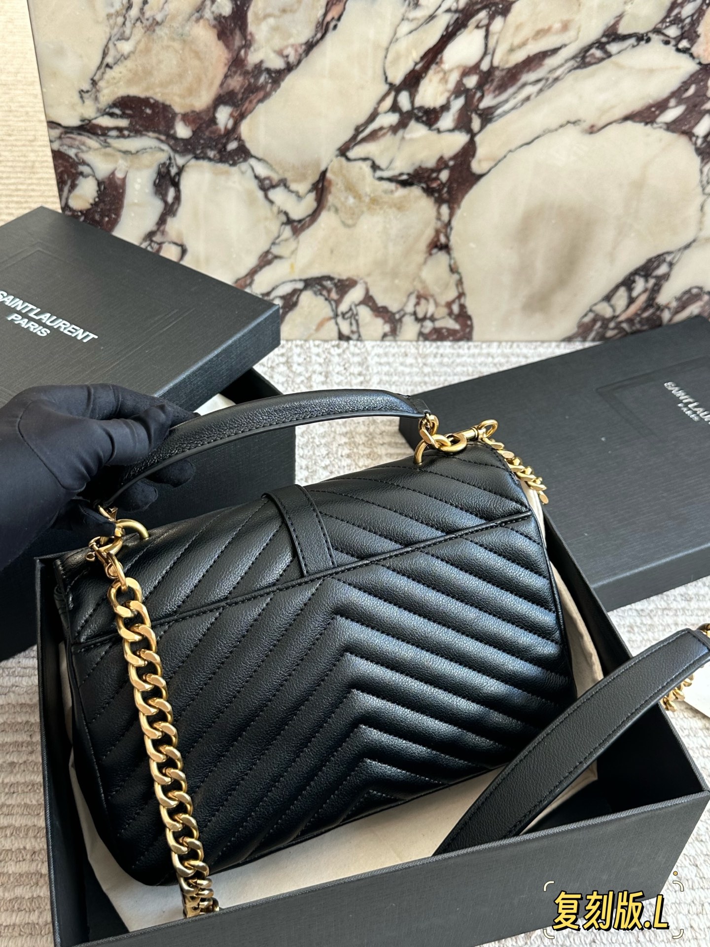 原版品质 p180。 礼盒包装 🅰 YSL 圣罗兰V格 邮差包牛皮 &hearts;SLP 西班牙进口原版皮！邮差包 原版粗旷鎏金链条 标签S*int Laurent 链条包，圣罗兰（ysl）专柜永恒经典同步款，来自最新一季的绝妙设计，包身廓形类似邮差，经典的monogram logo点缀，超大容量， 五金更是特别，！工序非常复杂，给你们不一样的视觉效果！尺寸：25 18cm