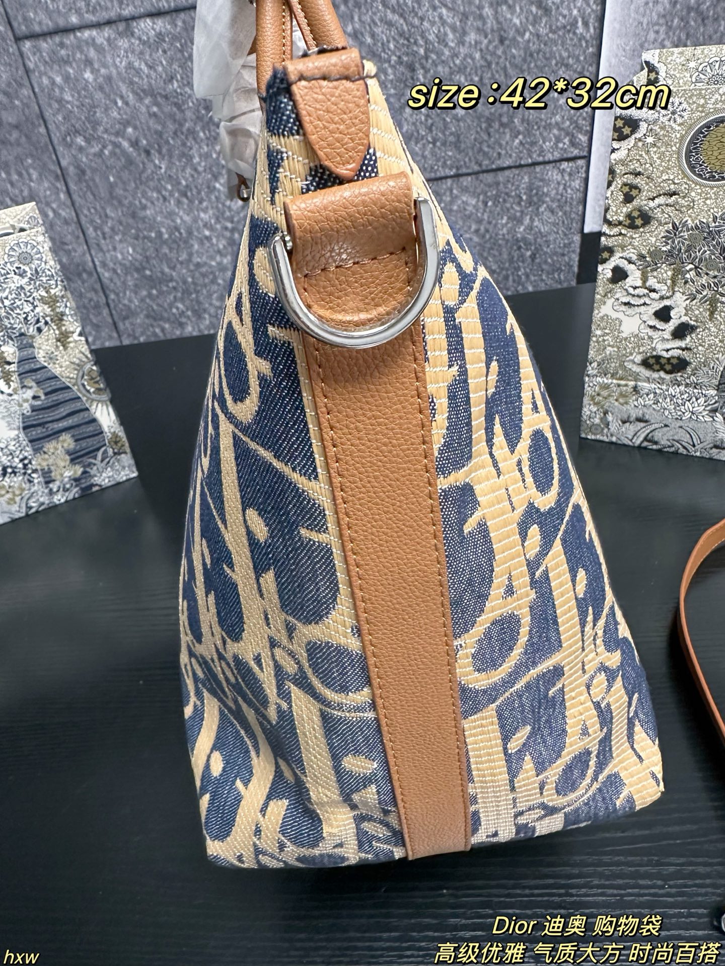 P175 Dior 迪奥 购物袋 DIOR迪奥手提敞口大容量源板绣花时尚购物袋女包托特包，每一只BOOK TOTE手袋都采用复杂的制作工艺，每只手袋的制作历时逾三十二个工时，包含三种不同的刺绣针法，由一百二十万针缝线精制而成。夏天出门必备，无论是化妆品，水杯还是遮阳伞，防晒霜，防晒喷雾，零食，统统装入，简直是百宝箱的存在 普通人也能实现大牌梦 尺寸：42*32cm