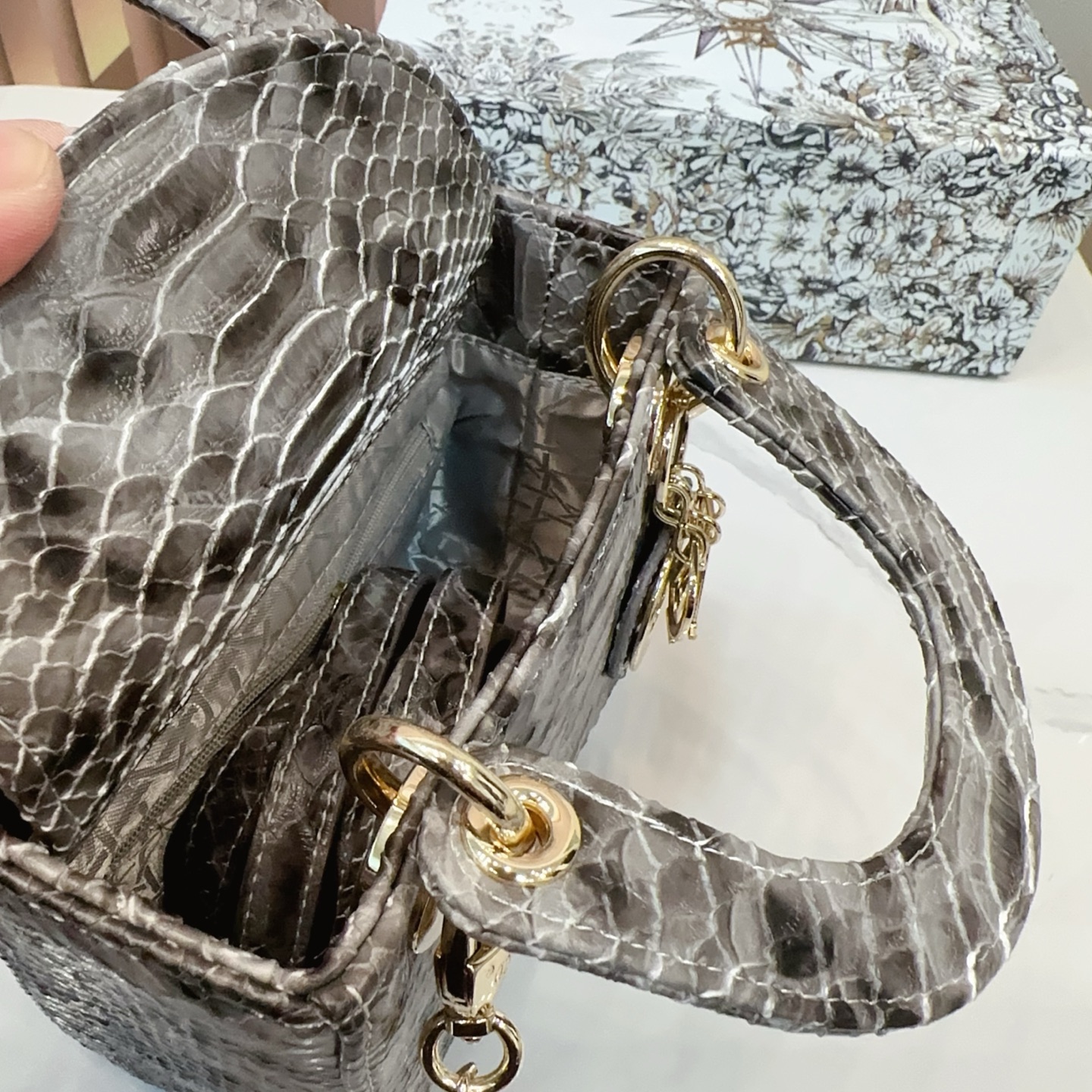 P170 折叠礼盒🎁 升级版 Dior迪奥 戴妃包 蟒蛇纹Lady戴妃包 蟒纹搭配渐变色 采用牛皮革精心制作 中号款式,搭配可拆卸的链条肩带 可拆卸的皮革肩带,可手提、肩背或斜挎 是日常造型的理想之选 尺寸 三格17cm ej