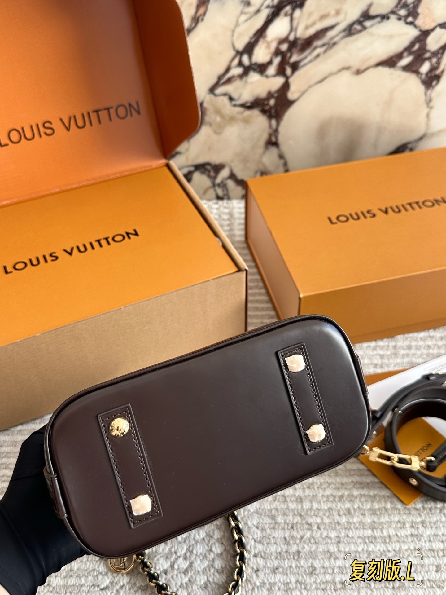 💰 220 配盒 size： 21 16cm L家 Alma贝壳包 内敛！深沉！有味道！ 这款百搭的经典手袋 依然很受现代的青睐！