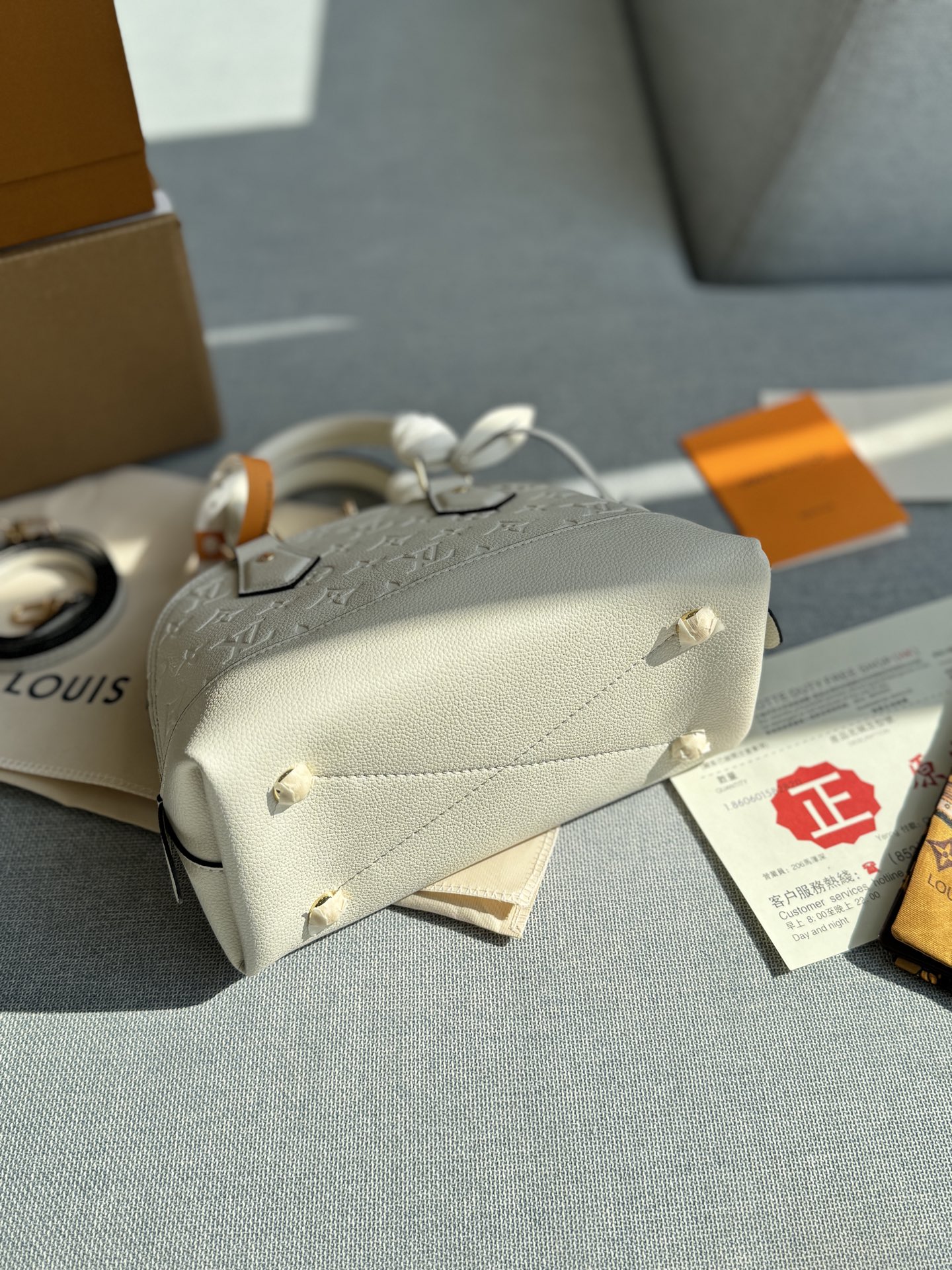 💰185 全套礼盒 size：24&times;18 LV N&Eacute;O Alma BB 压纹 贝壳包手提包 LV贝壳包超级经典的一款了，永远不会过时的那种! 容量也很充足，主要是这个贝壳样子的设计太挫我啦! 柔软的感觉内里层与鲜明的颜色。这款休闲包非常轻薄，全皮压花贝壳包内部空间宽敞，携带方式多样，是最理想的日常包。