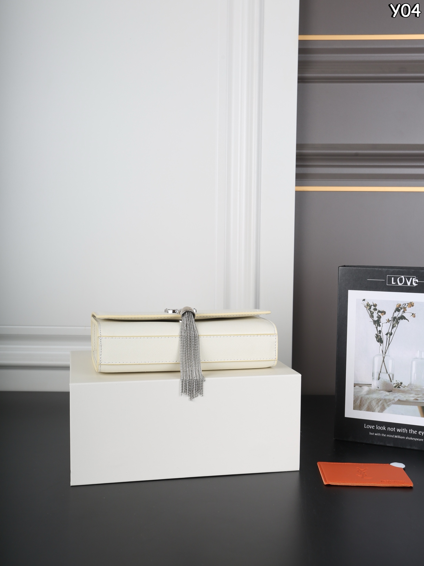 P160 全套礼盒 圣罗兰 YSL KATE 鱼子酱 流苏包链条单肩斜挎包 流苏超复古 满满的高级感 特别是流苏的材质,简直不要太好了!很有沉度的 经典流苏Kate也太🉑了吧‼️ 粒面牛皮耐磨耐用,链条可随意调节变换背法,既可斜背又可腋下,更是完美晚宴包! 尺寸:20×13