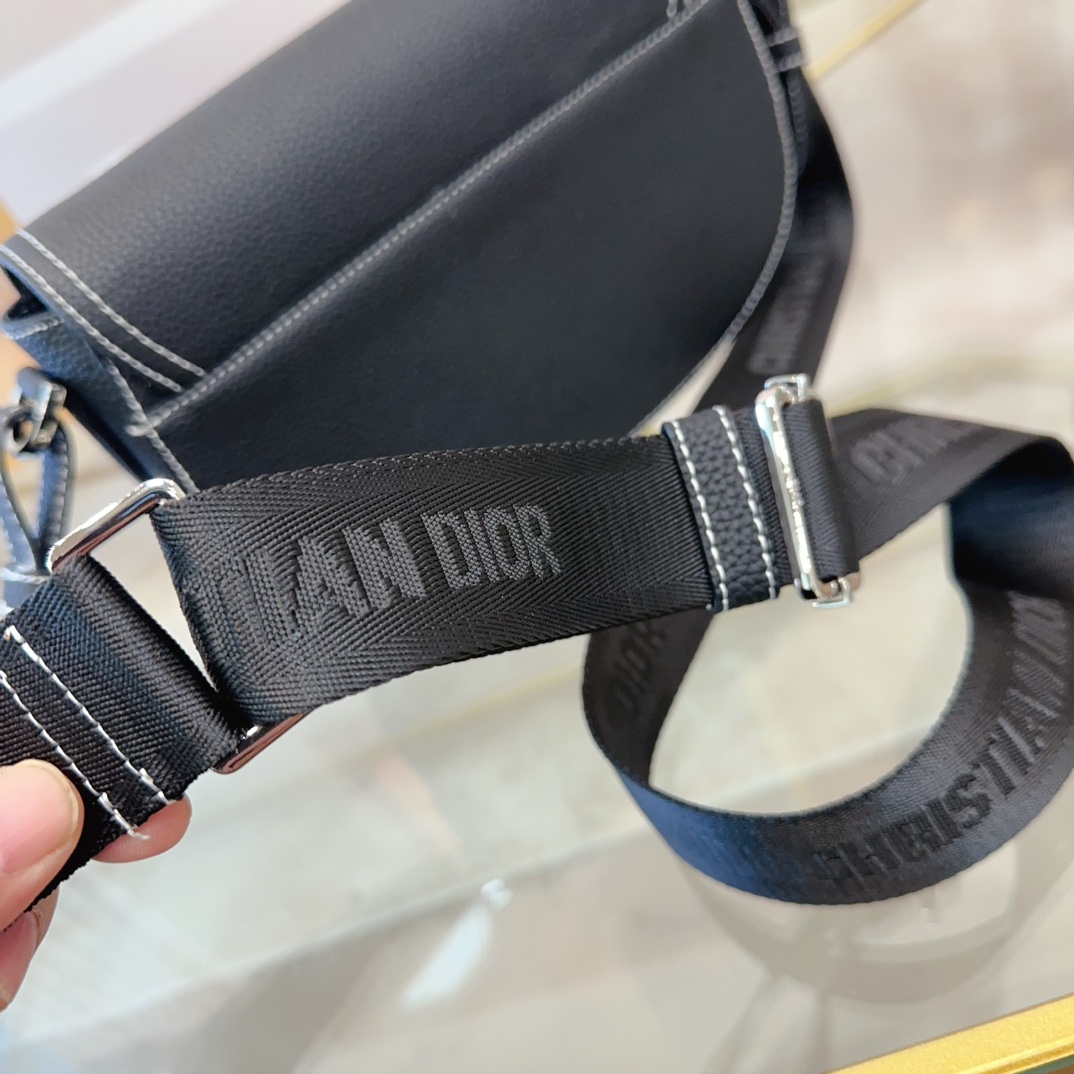 p180配礼盒🎁 Dior/迪奥 新款 男包系列的相机包实在帅la~ 简单有质感的设计对于日常即使不爱穿搭的男生都很友好 基础款搭配起来也能提升整体时髦度实用又很高级 尺寸 ：24*6*17cm