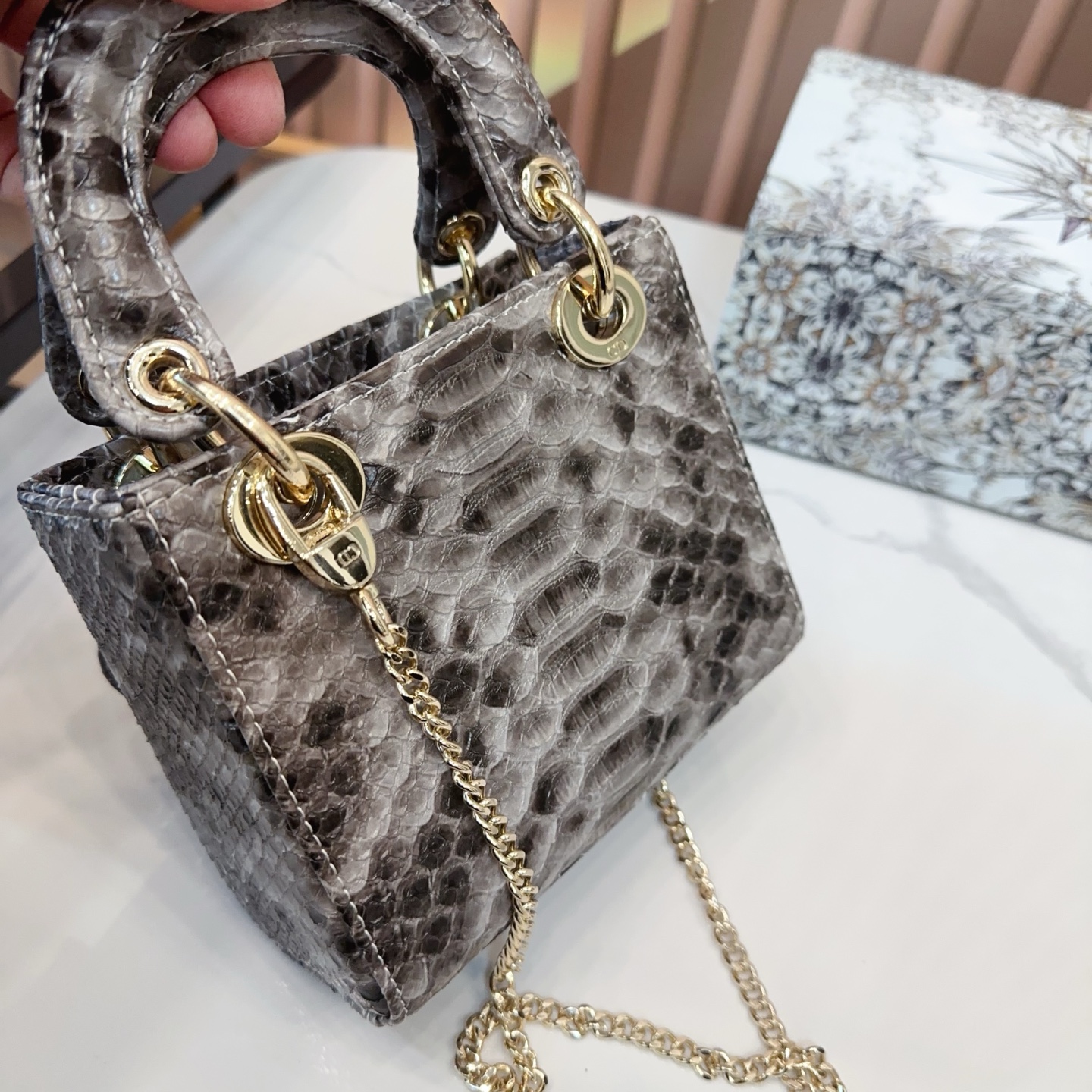 P170 折叠礼盒🎁 升级版 Dior迪奥 戴妃包 蟒蛇纹Lady戴妃包 蟒纹搭配渐变色 采用牛皮革精心制作 中号款式,搭配可拆卸的链条肩带 可拆卸的皮革肩带,可手提、肩背或斜挎 是日常造型的理想之选 尺寸 三格17cm ej