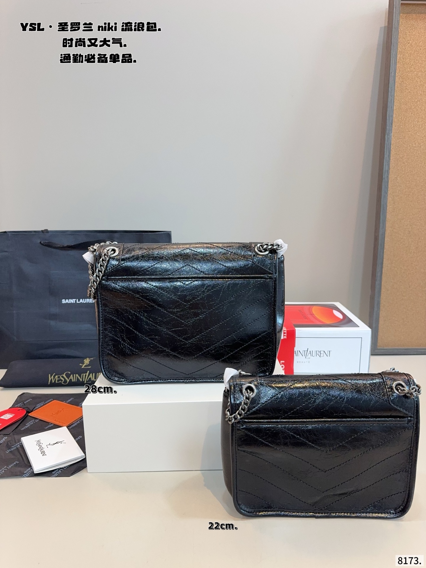 p200,p180.配礼盒🎁. 圣罗兰 niki 流浪包 专柜新款Ysl圣罗兰 早已成为明星/网红们最爱的这只 低调却超显高逼格气质 据说是ysl girl人手必备 优雅高贵的她成为潮流人士口中最爱的It Bag制造机 拥有无穷魅力 时尚感极强 柔软质感 黑色五金十分抢眼 单肩/斜挎百搭各种服饰 尺寸:28*9*21/22*7*17cm