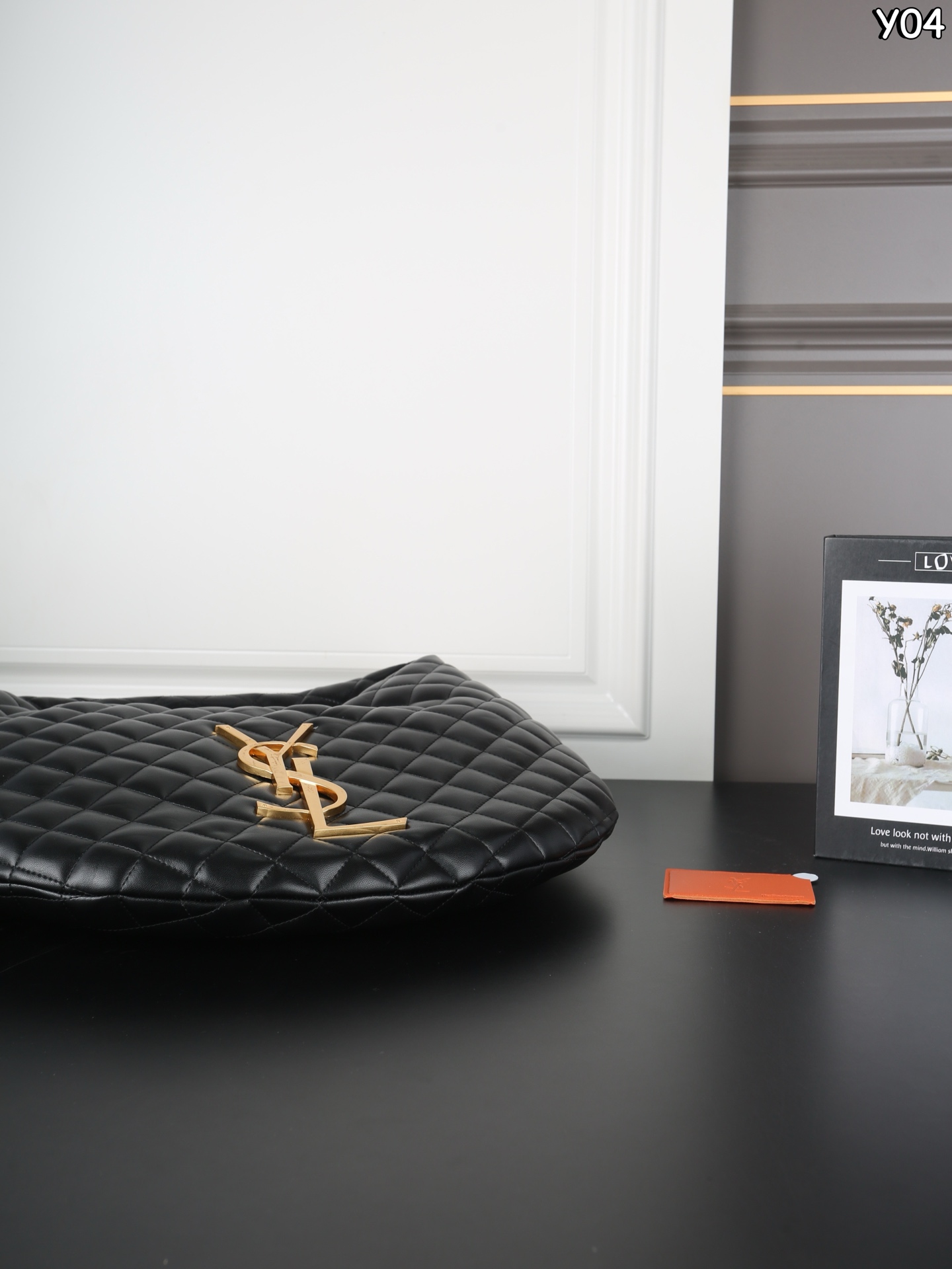 P230 YSL圣罗兰 ICARE HOBO 腋下包 手提包 YSL超🔥的一款大包包ICARE，25年秋冬推出腋下包款啦[氛围感R]大包爱好者又🈶新的选择啦！ 当年YSL ICARE就🔥的不要不要的，一枚大金属logo是视觉焦点，ICARE HOBO继承了这些特征，软质包身贴合日常，随手一挎便融入通勤、逛街或短途出行的节奏[爆炸R] 简约设计藏得住细节，无论是装点小物的内袋，还是耐造的面料，都为实用主义而生～ 别看是羊皮哦，耐造又高级👌～ 尺寸：45&times;35