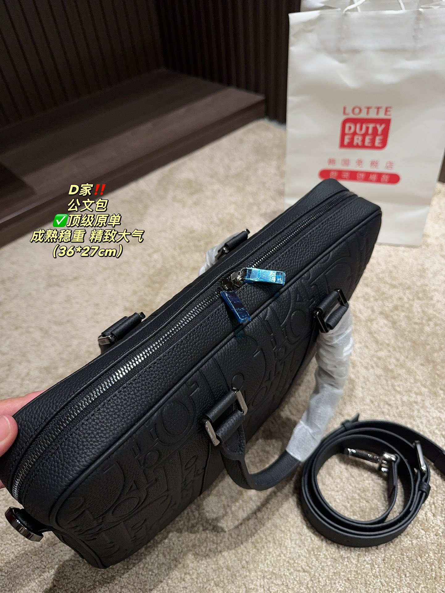 ✅顶级原单P250⚠️尺寸36.27 迪奥 公文包 DIOR 格调满满,自带一股低调沉稳儒雅的气息! 版型挺阔,很有型!越用越有沉淀的味道! 更加低调、沉稳!! 可单肩可斜挎,不分年龄不分身高!实用百搭!