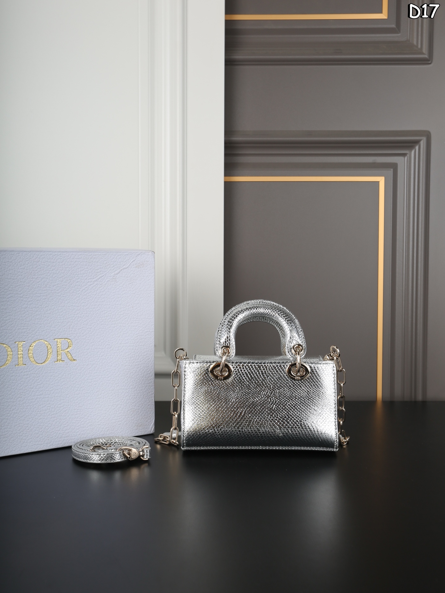 大P190 折叠盒 小P160 折叠盒 DIOR迪奥 Lady D-JOY 蜥蜴纹 横版戴妃包单肩斜挎手提包 酷girl也能背的🖤Dior蜥蜴皮🦎金属感戴妃❗️ 独特的稀有蜥蜴皮🦎质感超好 金属感⛓️的香槟色和银色 搭配深色上衣和牛仔裤街头感满满 时髦高级酷女孩必备🕶️ 尺寸:21×11/17×10