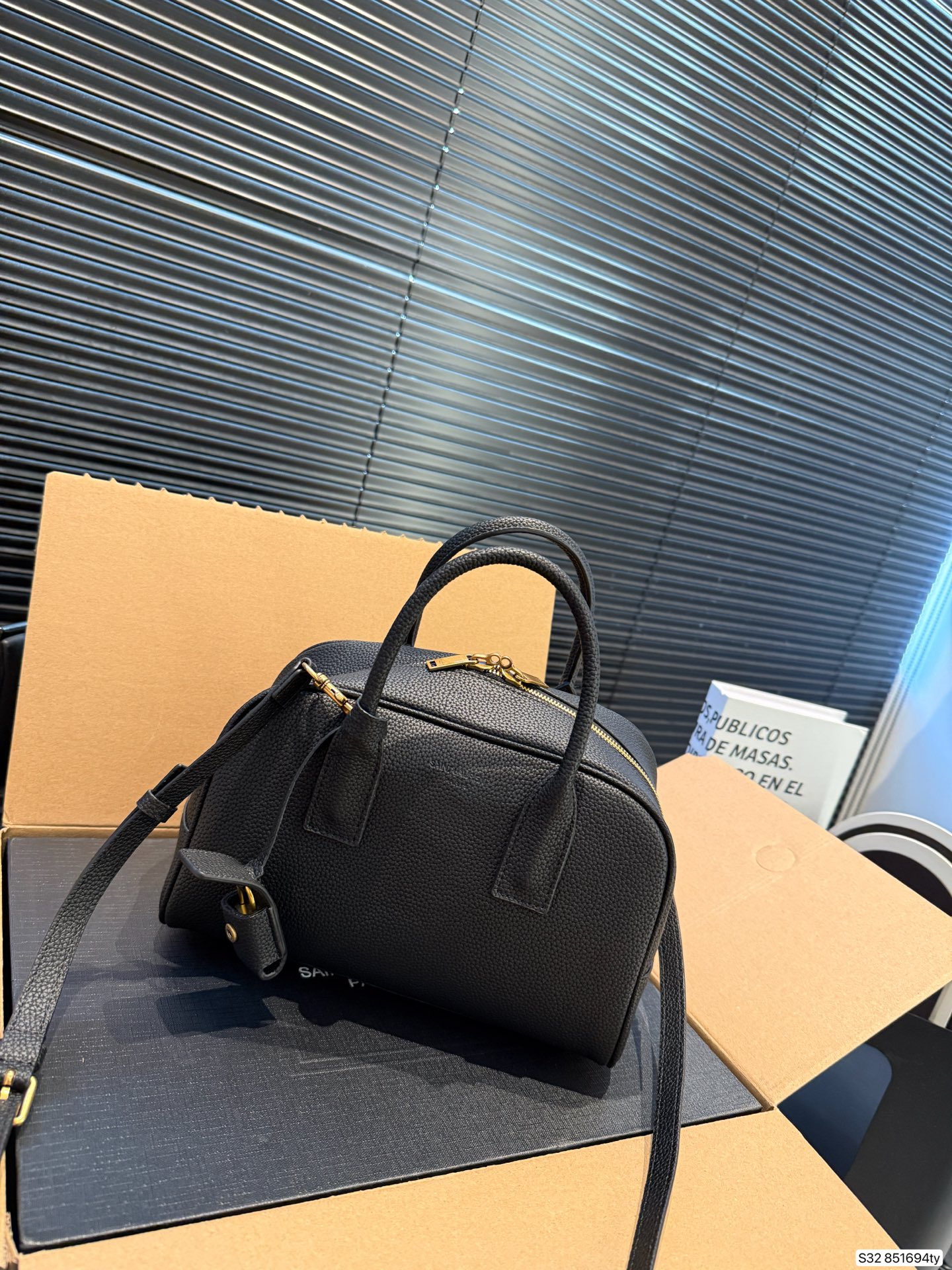 P210配飞机盒 折叠盒 YSL圣罗兰新款|保龄球包 新款乖巧的小包包手拎或者斜挎都可 日常的物品统统放的下 尺寸25 17 货号851694