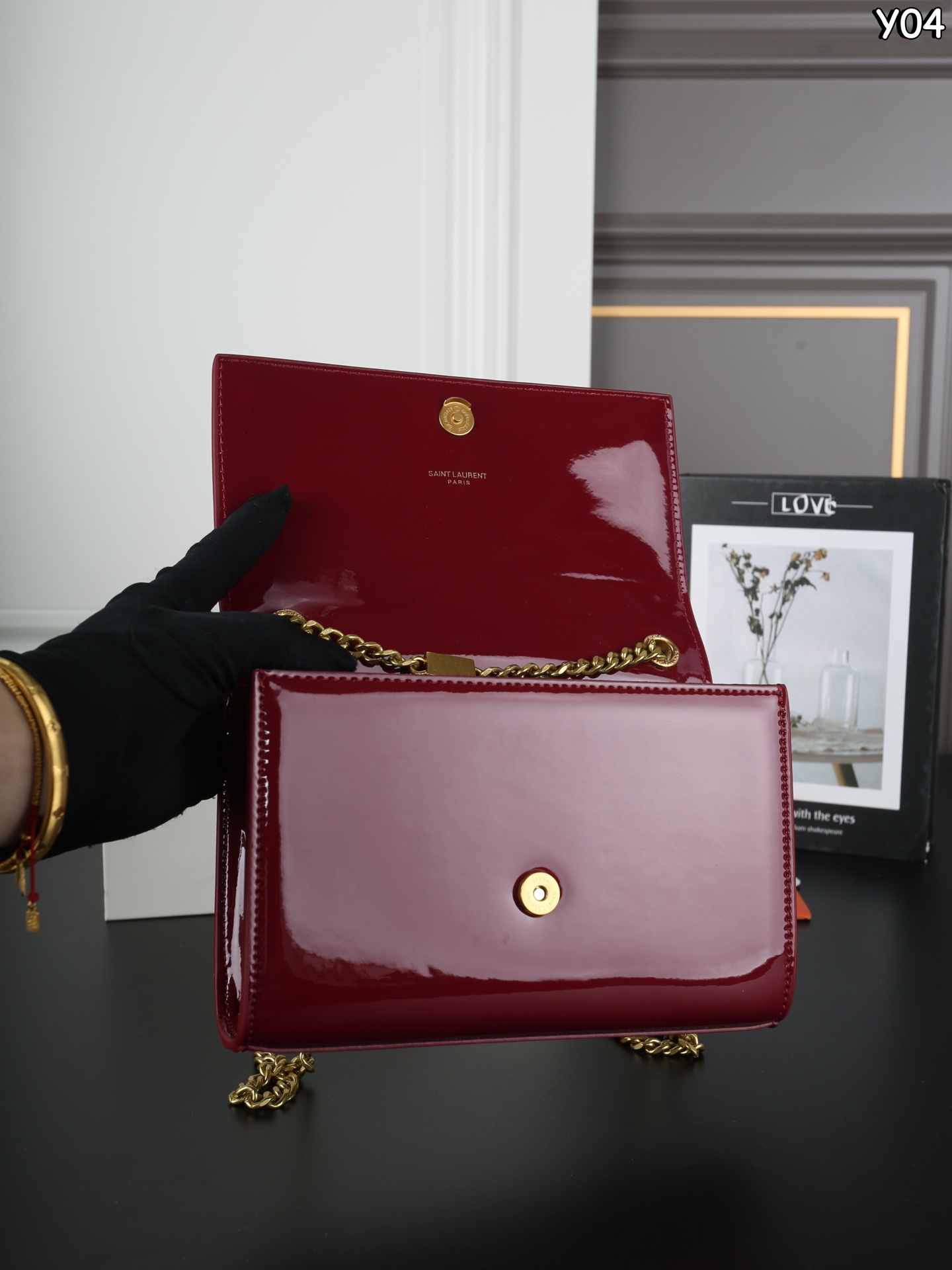 P150 全套礼盒 圣罗兰 YSL KATE 漆皮 流苏包链条单肩斜挎包 流苏超复古 满满的高级感 特别是流苏的材质，简直不要太好了！很有沉度的 经典流苏Kate也太🉑了吧‼️ 漆皮耐磨耐用，链条可随意调节变换背法，既可斜背又可腋下，更是完美晚宴包！ 尺寸：20&times;13