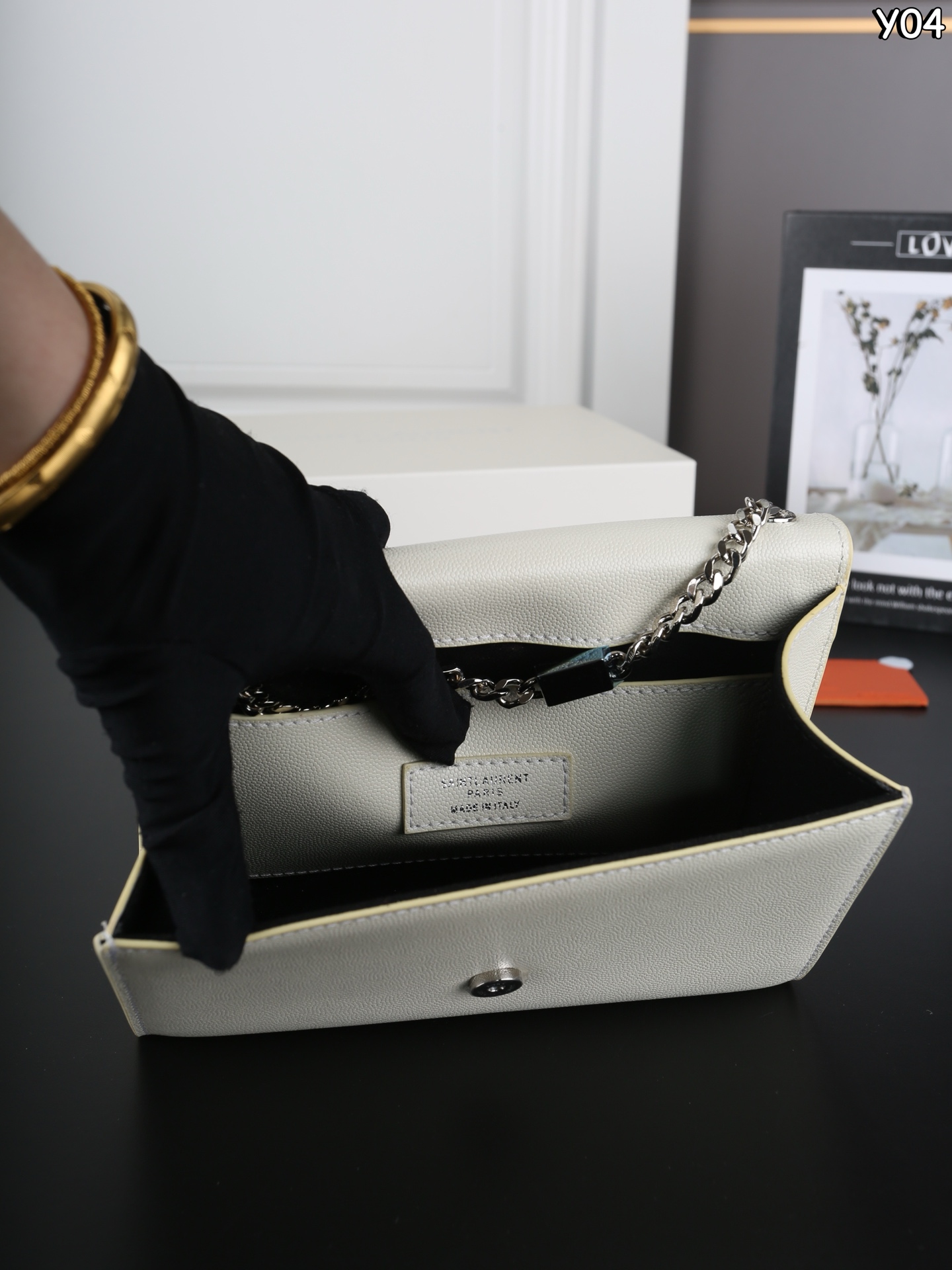 P160 全套礼盒 圣罗兰 YSL KATE 鱼子酱 流苏包链条单肩斜挎包 流苏超复古 满满的高级感 特别是流苏的材质,简直不要太好了!很有沉度的 经典流苏Kate也太🉑了吧‼️ 粒面牛皮耐磨耐用,链条可随意调节变换背法,既可斜背又可腋下,更是完美晚宴包! 尺寸:20×13