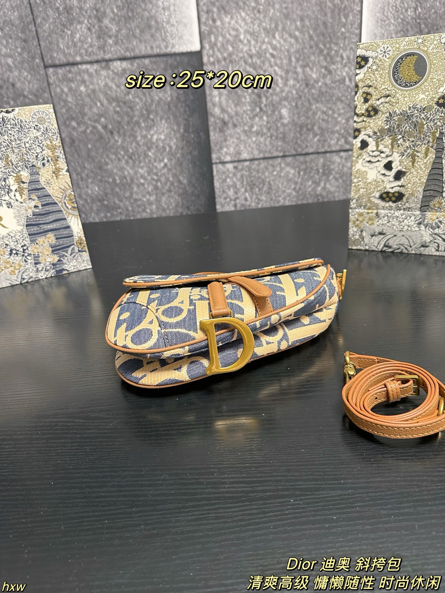 P160配盒 Dior 迪奥 斜挎包 迪奥家2025早春这款蓝米拼色酒椰草Oblique也太仙了吧!迪奥家的灵魂印花,辨识度💯!永不过时的存在,比全皮更特别!自带度假慵懒感,质感独特又轻盈。背出去是焦点! 尺寸:25*20cm