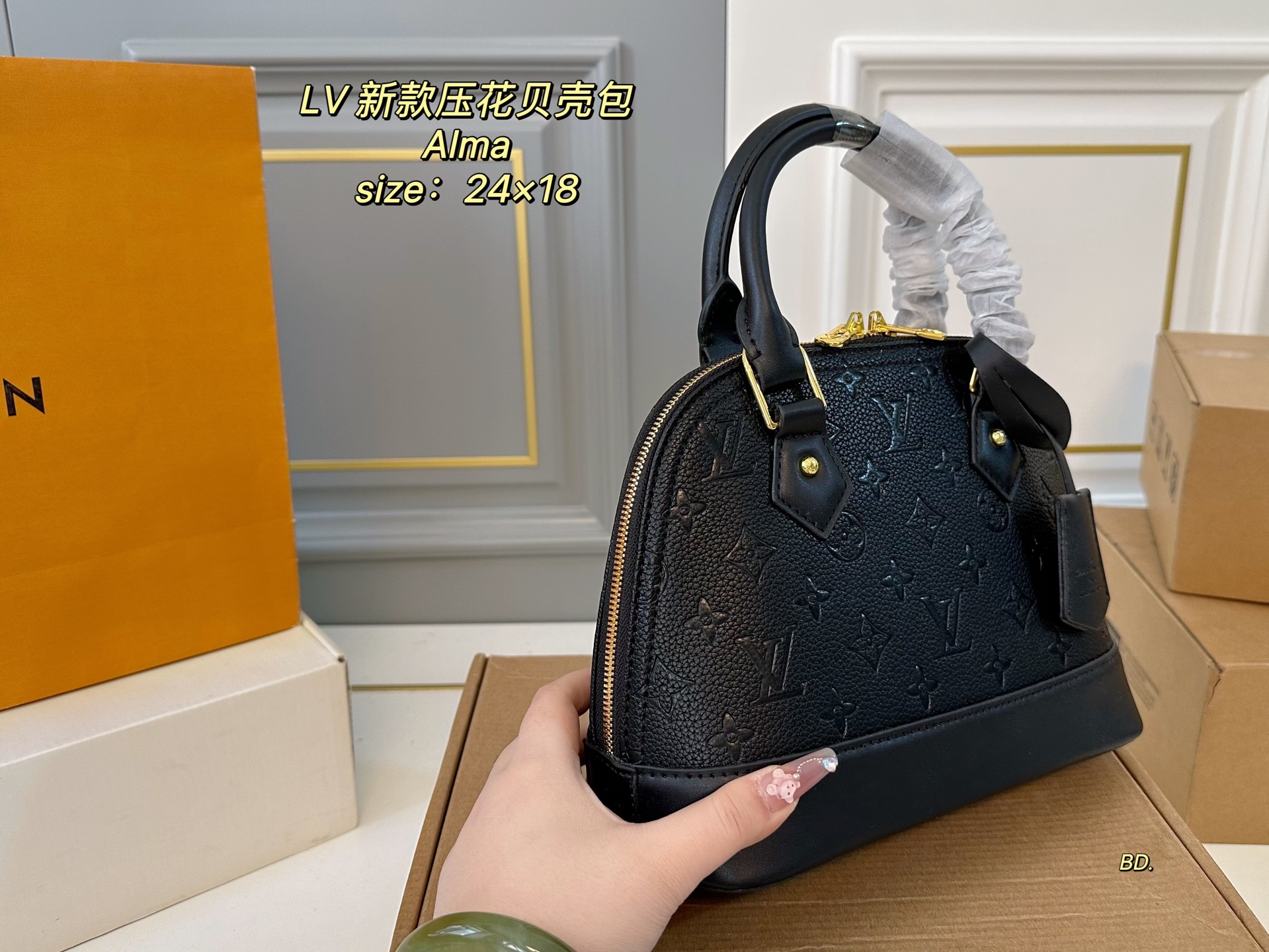 P145（折叠盒） size:24&times;18 LV路易威登新款压花alma贝壳包💕 经典包款，简约却不失时尚～ 很别致 小巧精致但内里容量足💯 日常通勤绝对OK，撞包率也不高‼️