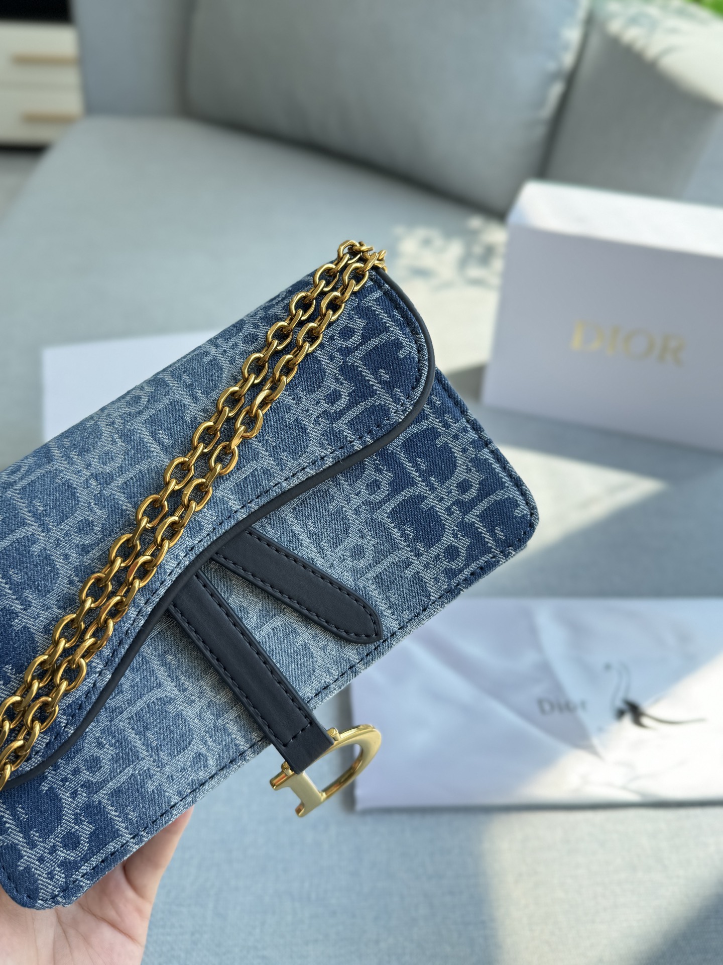 💰130 折叠盒 size：22&times;13 DIOR迪奥 Saddle 马鞍包 链条包 单肩包 复古精很‬致... 搭配古铜铜色‬质链条⛓️ 包身整体呈现为利落的方正廓形，点睛之笔在于那覆盖其上的弧形包盖&mdash;&mdash;这正是对传奇马鞍造型的优雅诠释； 百变背法，随心切换