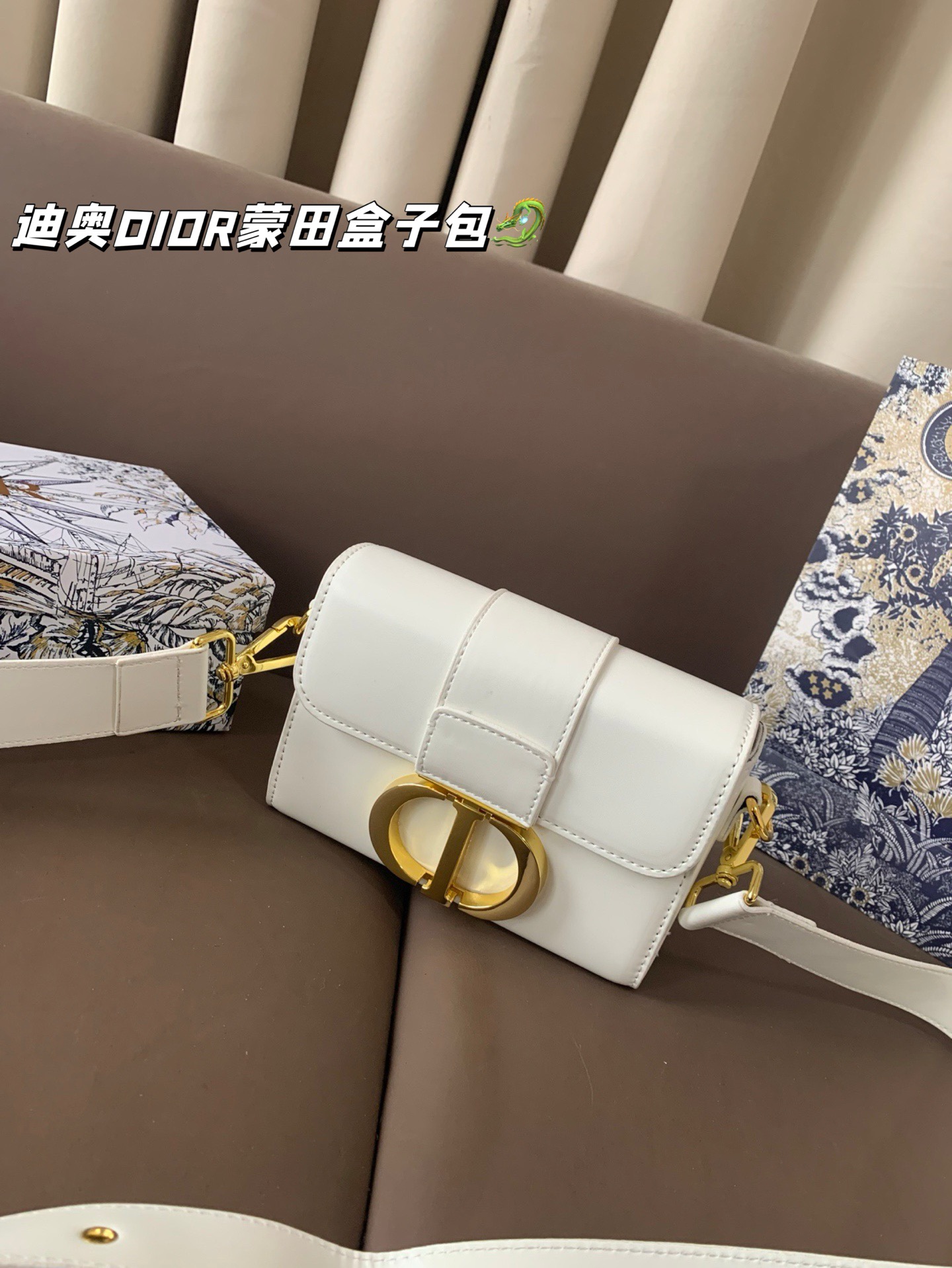 P105 配盒 💕💕迪奥DIOR,蒙田盒子包,翻盖包受年轻人喜爱 明星们也都在追捧✌🏻✌🏻全新版型精致又洋气 做工精致 超级厚实 结实耐用 手拿洋气 斜挎上身也超好看嘞😝 尺寸 18*13
