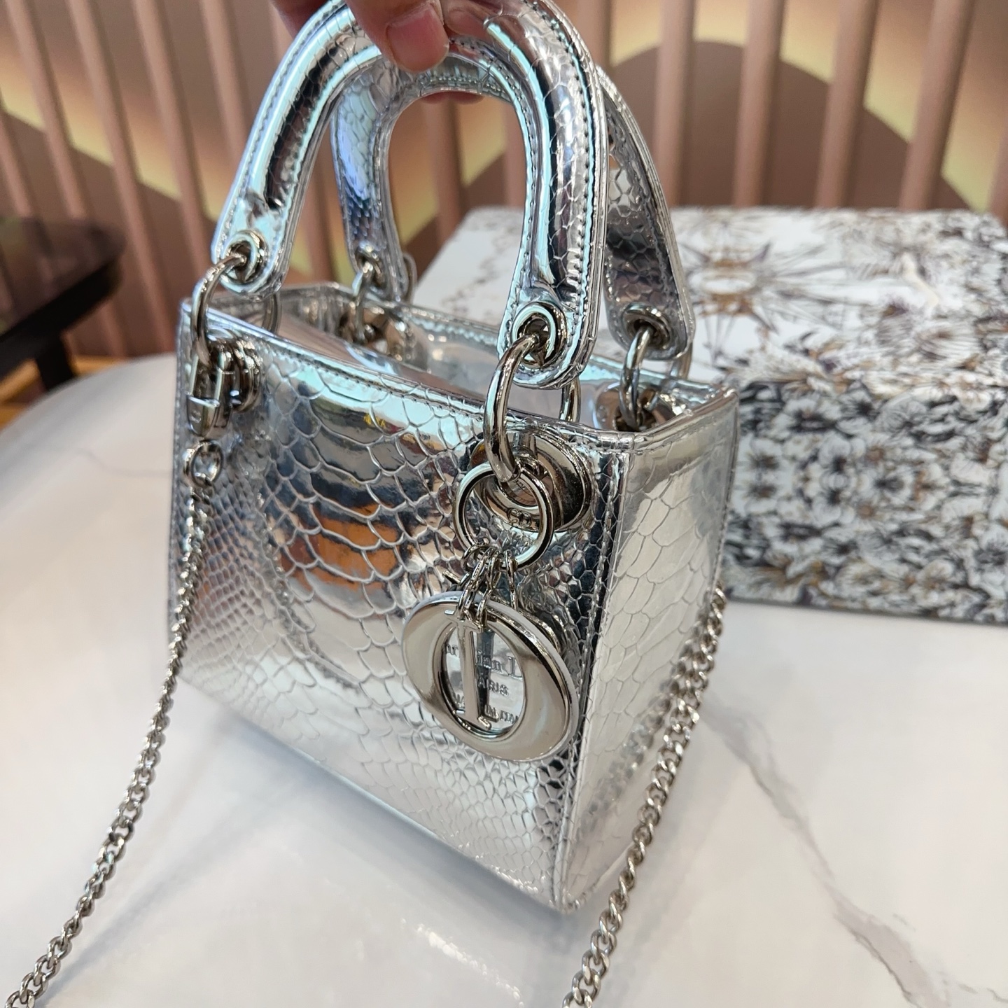 P160 配折叠盒子 迪奥戴妃包 Dior戴妃包太好看了吧! 优雅指数拉满 搭配简洁风格的衣服整个人气质就上来了 而且容量完全可以满足日常要求 日常聚会逛街都很方便~ 尺寸:17.14 E