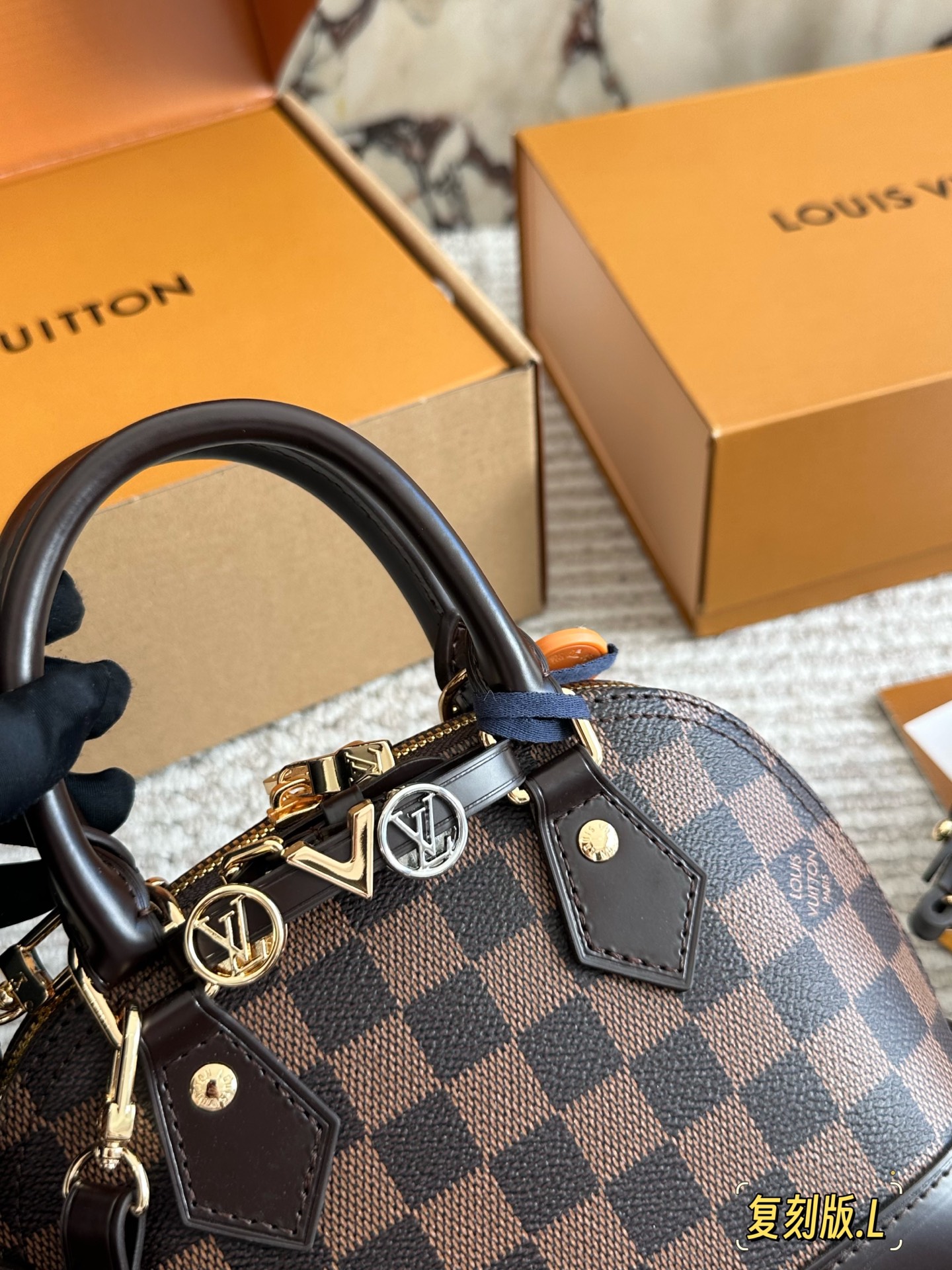 💰 220 配盒 size： 21 16cm L家 Alma贝壳包 内敛！深沉！有味道！ 这款百搭的经典手袋 依然很受现代的青睐！