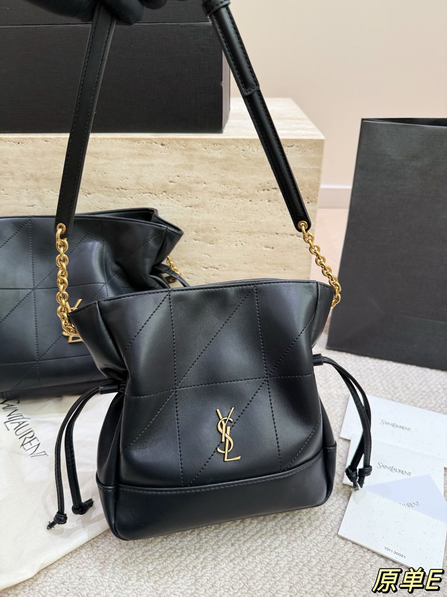 P185 P175 配盒 圣罗兰新品Jamie手袋，松弛有度的时尚，YSL新品Jamie手袋，手袋的精致设计，不仅能够完美收纳你的日常所需，更是一种生活态度的展现。松弛有度，既不失优雅，又充满个性。尺寸25.21 20.20